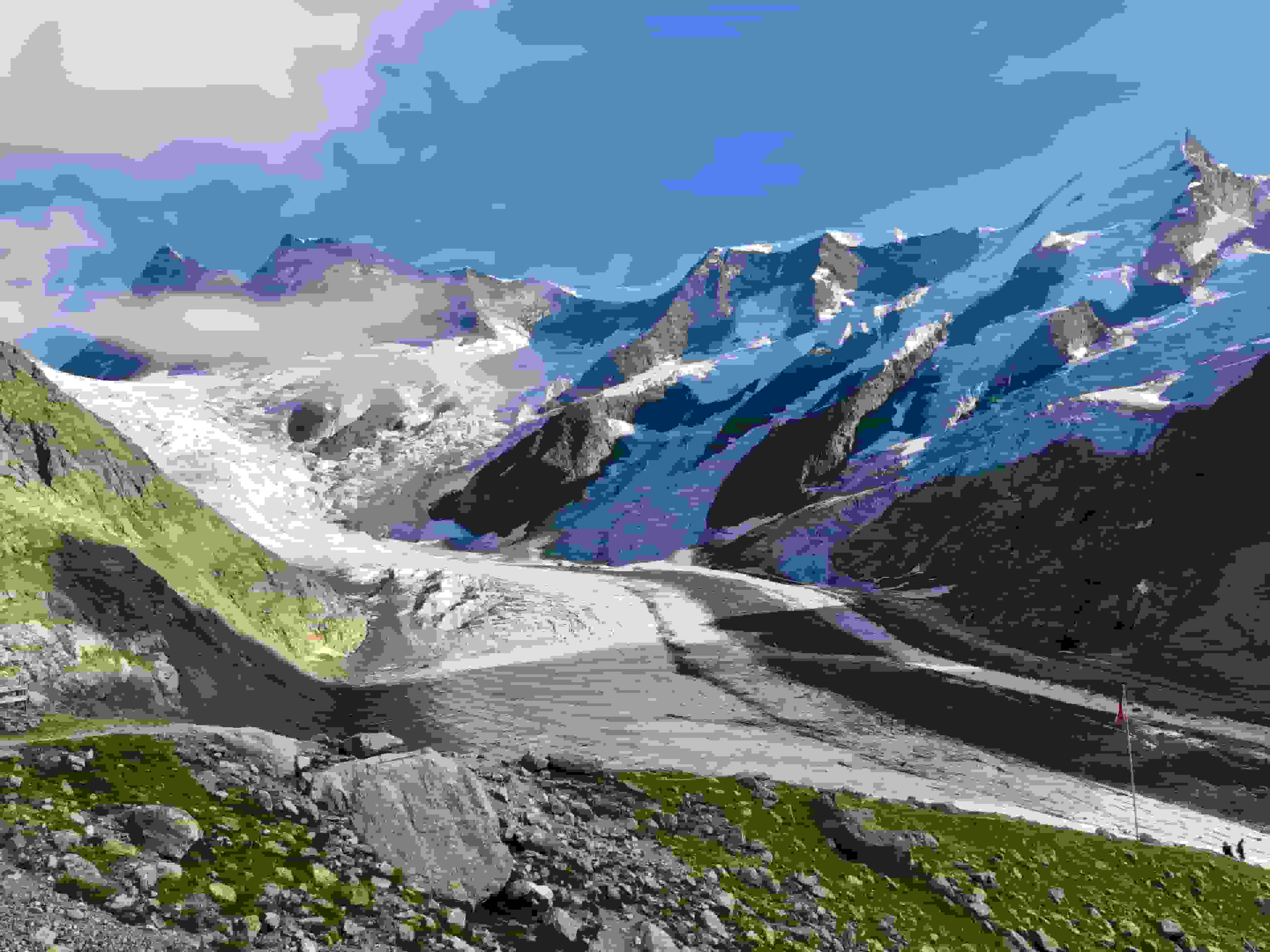 Tolle Szenerie: Oberes Ischmeer, und dahinter Finsteraarhorn, Agassizhorn, Kleines Fiescherhorn