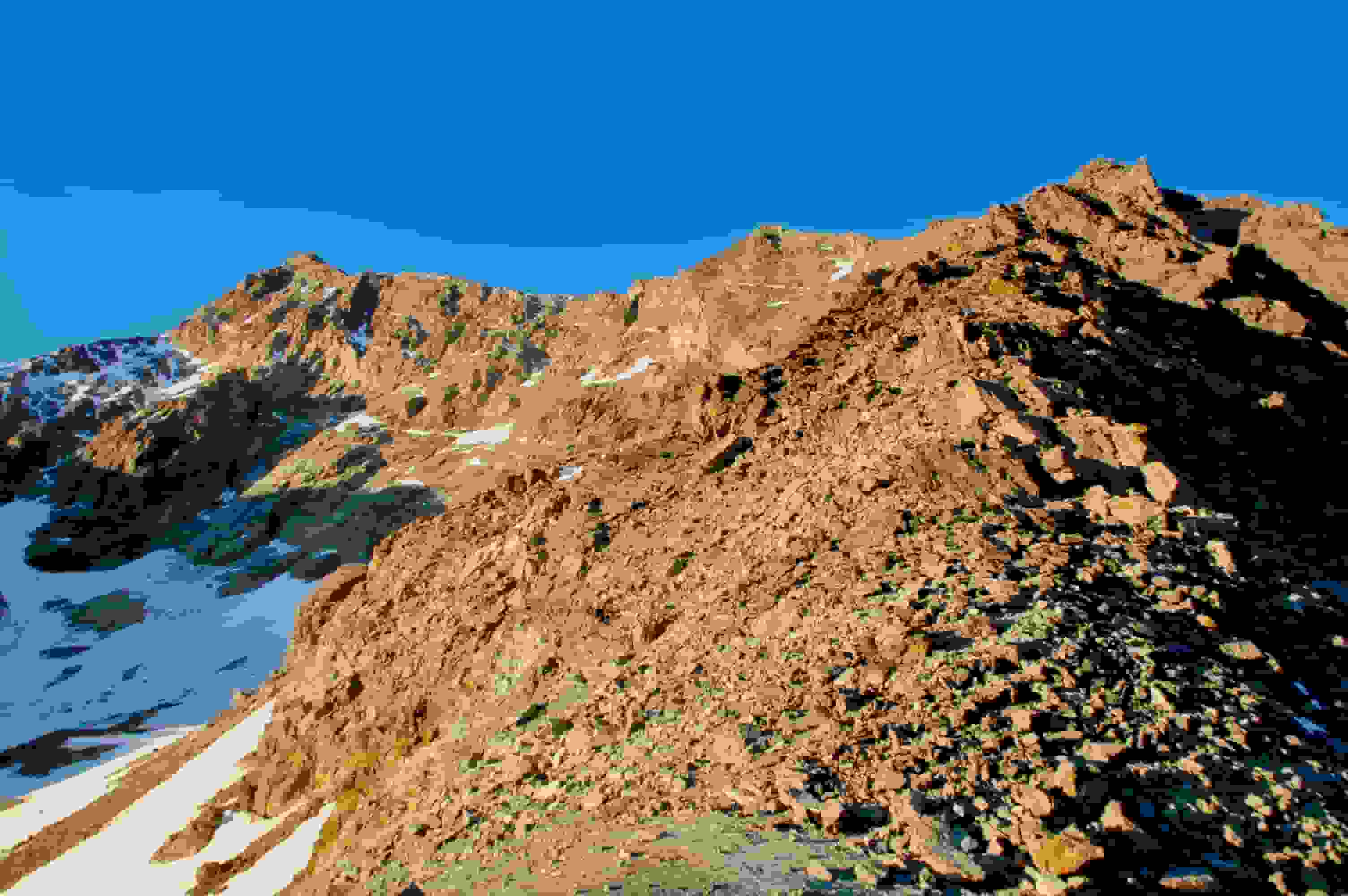 Blick vom Col de Lire Rose über den Aufstieg in Richtung La Ruinette. Man folgt immer dem Grat