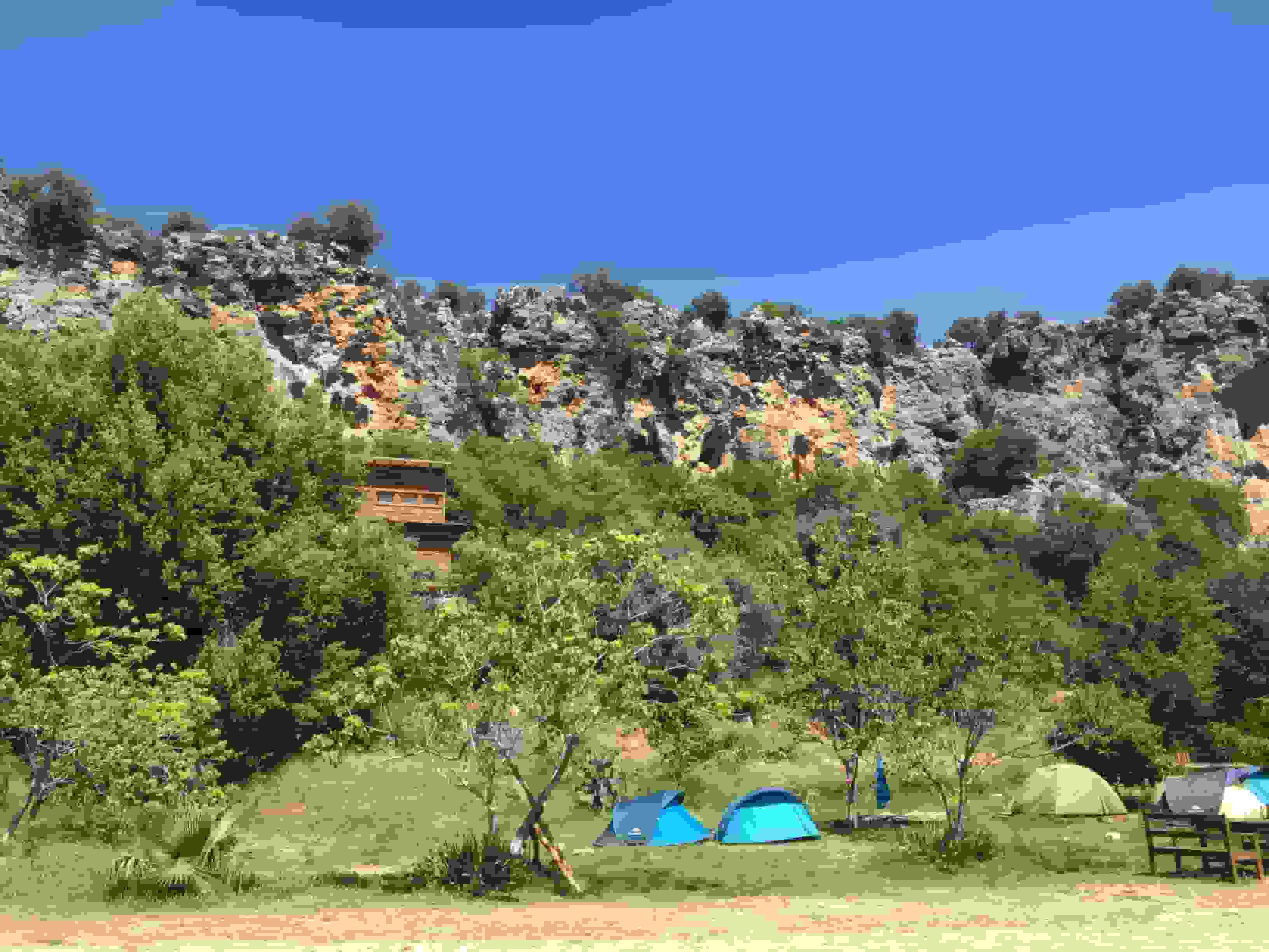 Gleich hinter dem Camp befinden sich die ersten Klettersektoren