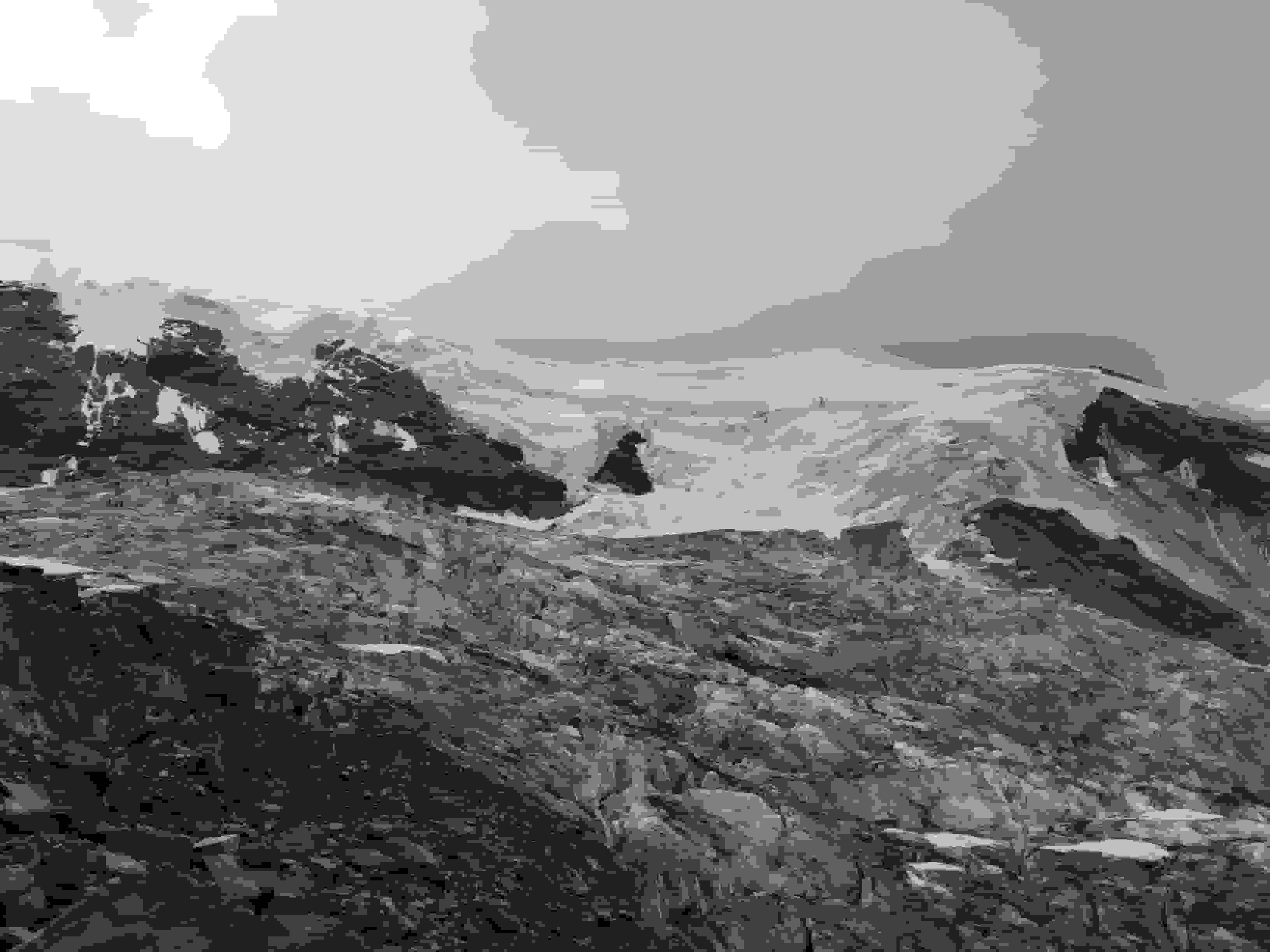 Blick vom Gletscherrand über den zerklüfteten Triftgletscher.