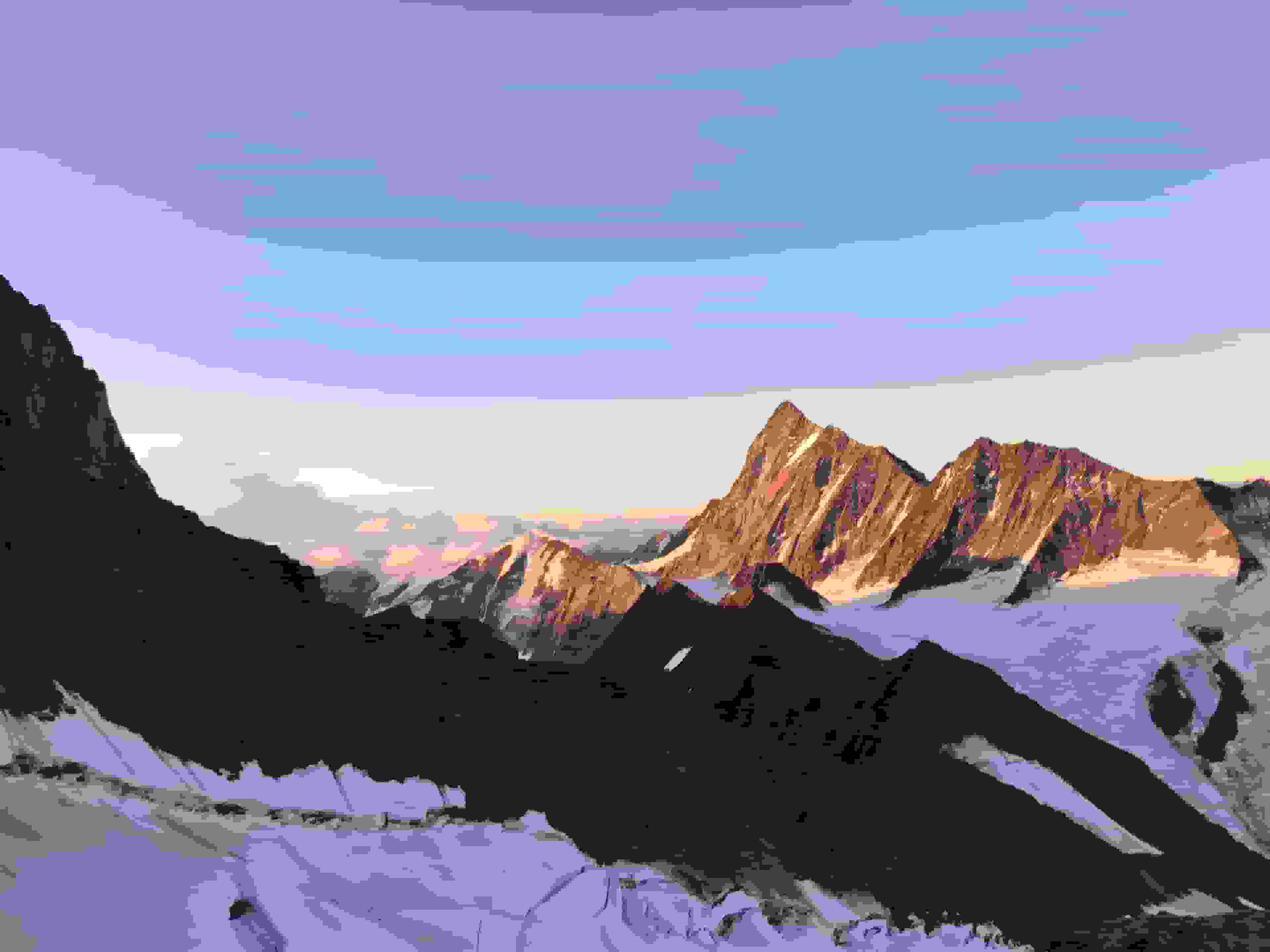 Die Sonne ist bereits aufgegangen am Finsteraarhorn