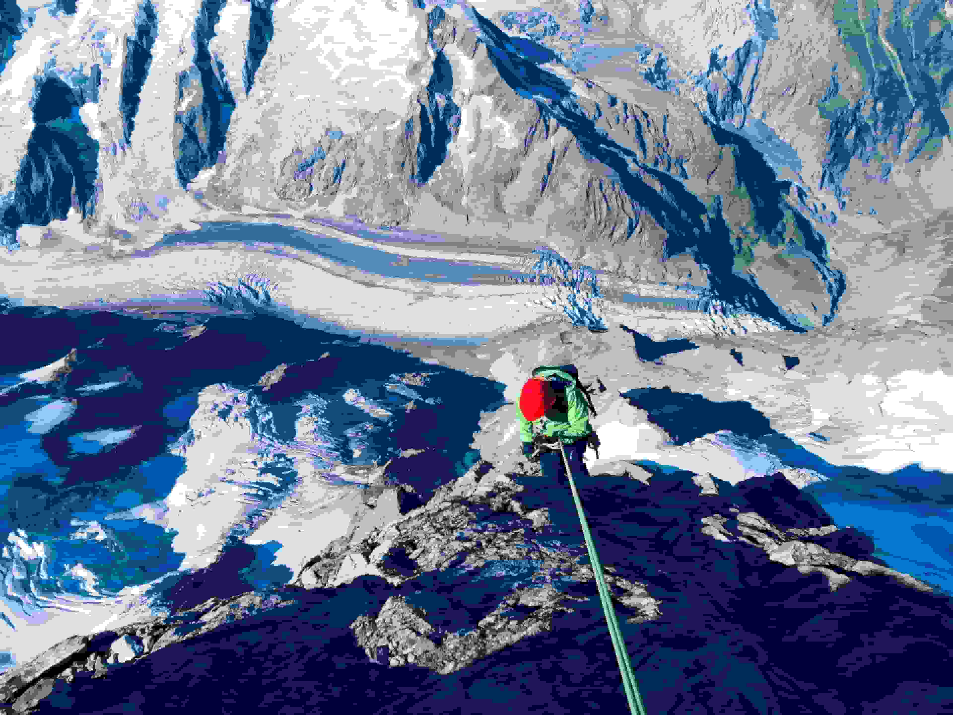 Danny am Abseilen, und 1500m weiter unten der Ischmeer-Gletscher