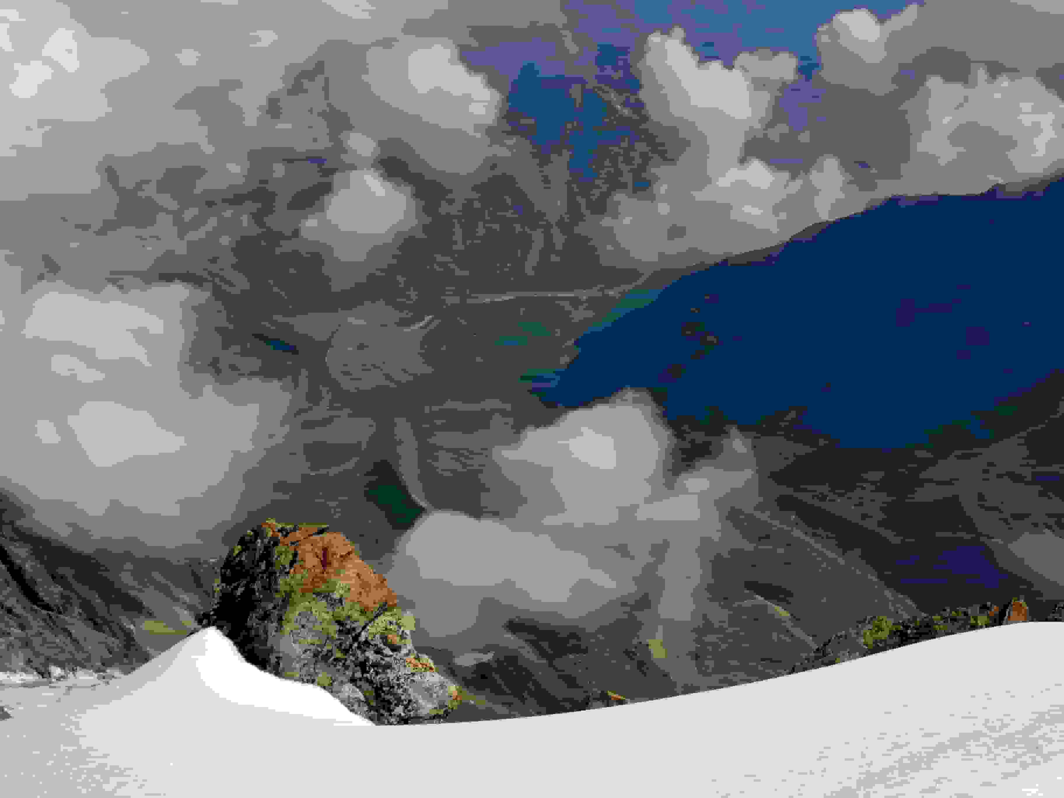 Blick von der Zumsteinspitze nach Italien. Beeindruckend auch die Moränen – so tief ist der Gletscher mal runtergekommen