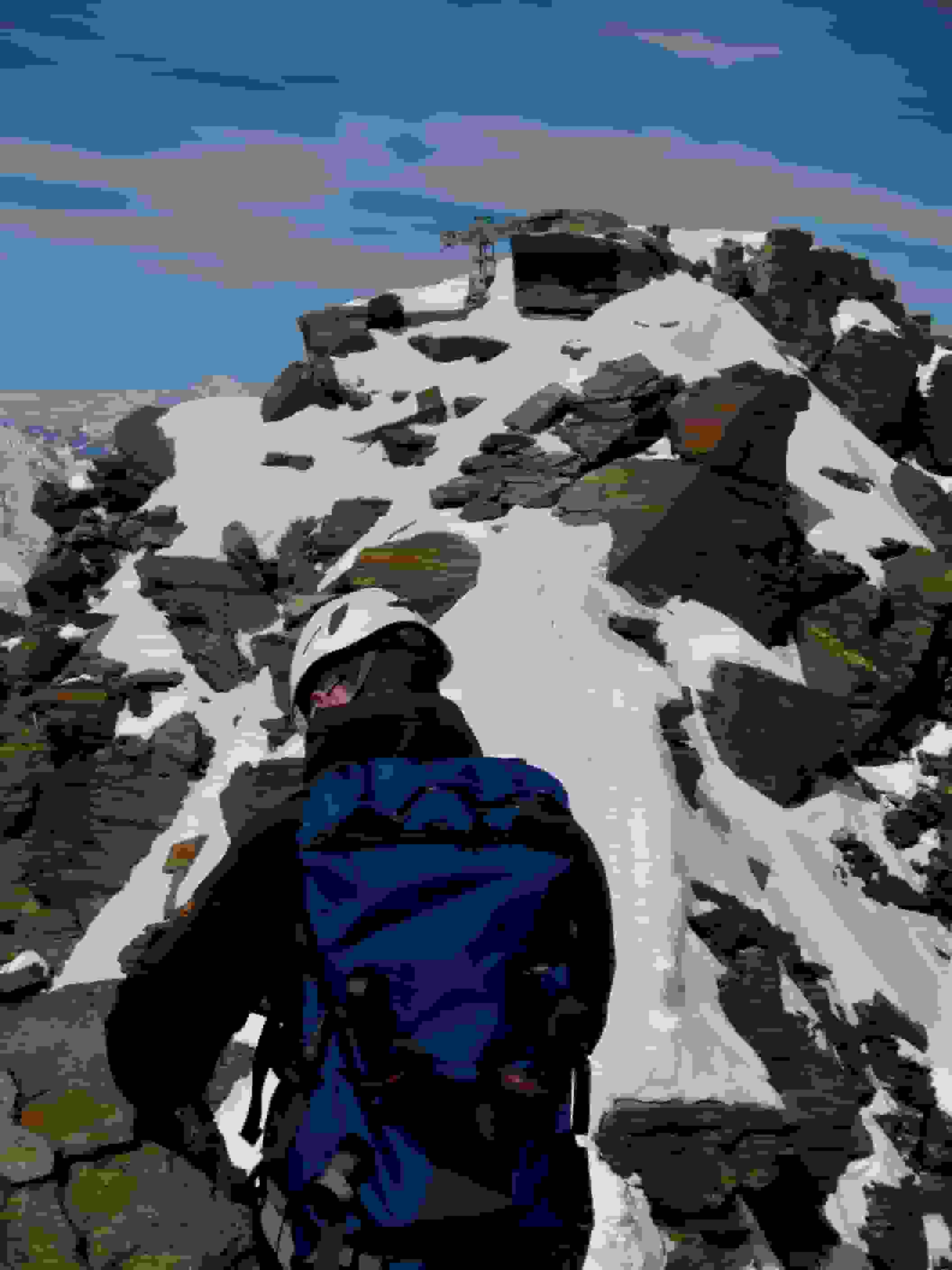 Es ist nicht mehr weit! Das Gipfelkreuz ist bereits zu sehen.