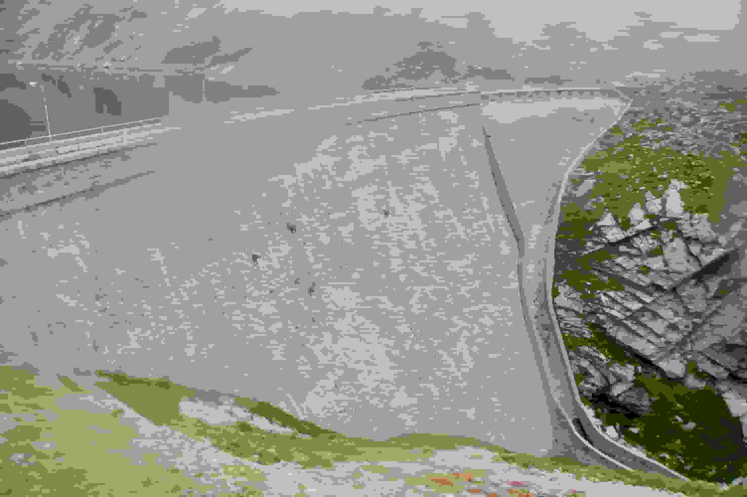 Was sind denn das für braune Punkte an der Staumauerwand?