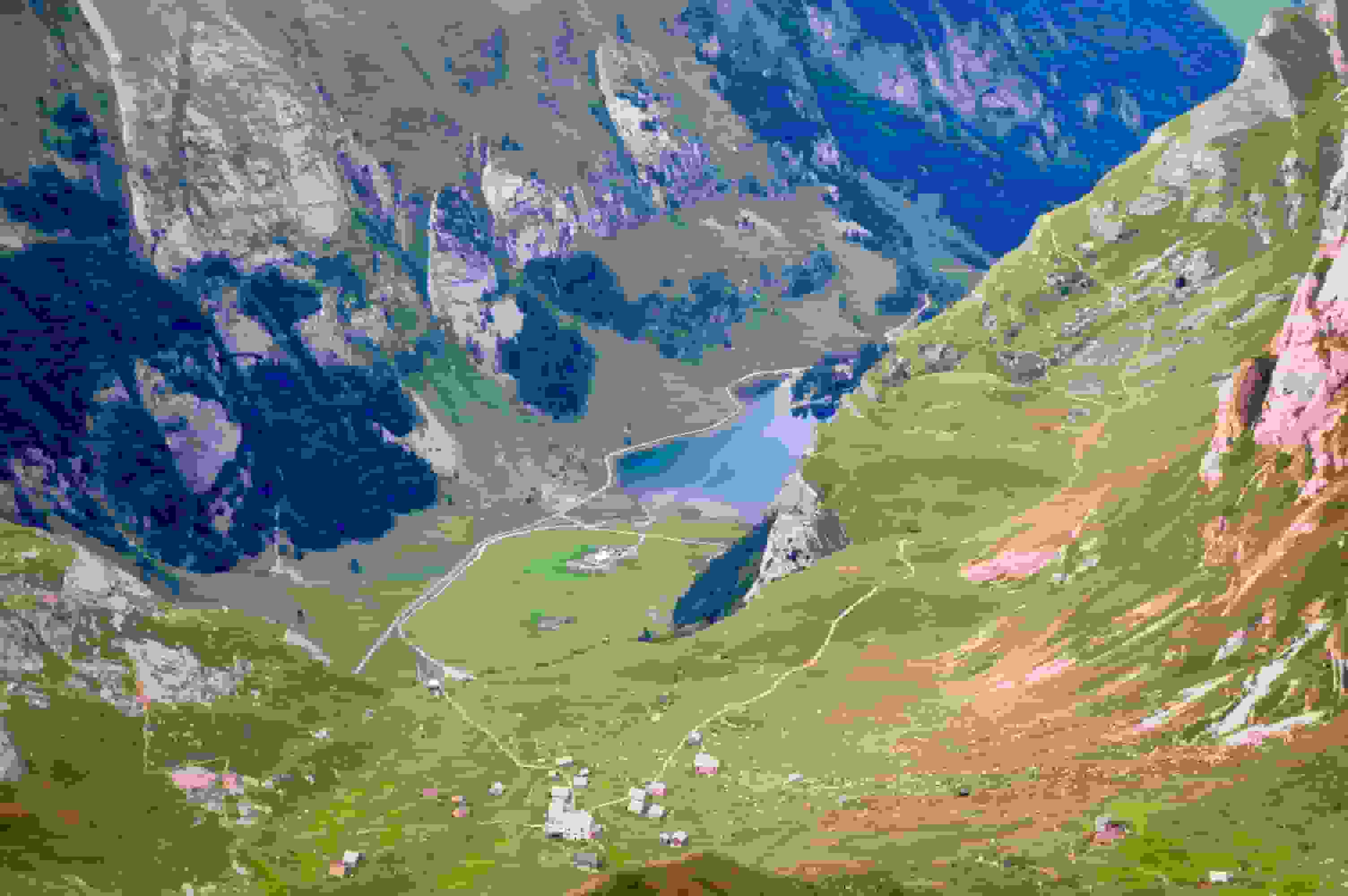 Blick hinunter zur Meglisalp und zum Seealpsee