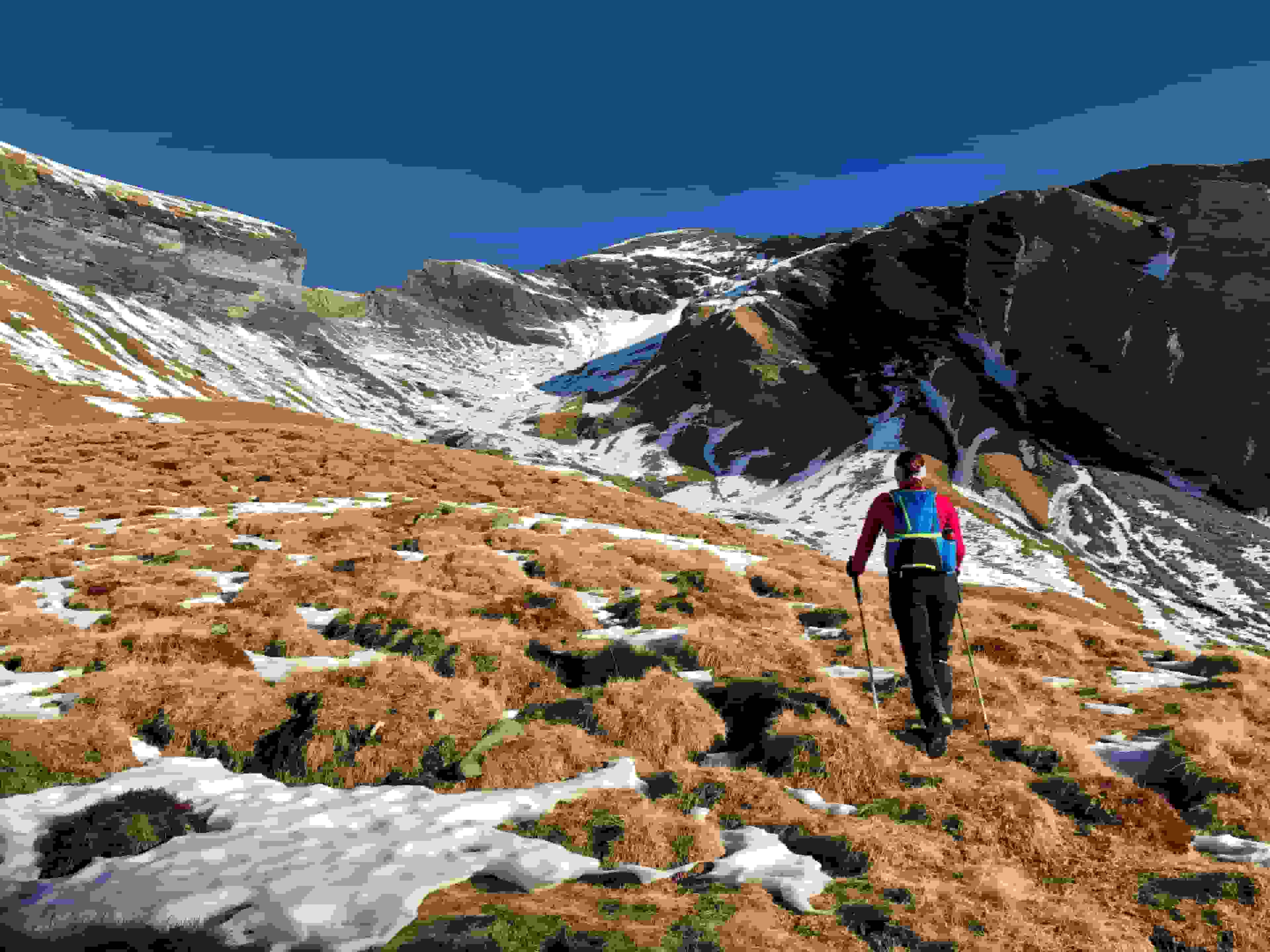 Zustieg über gefrorene Wiesen zur „Grossi Chrinne“