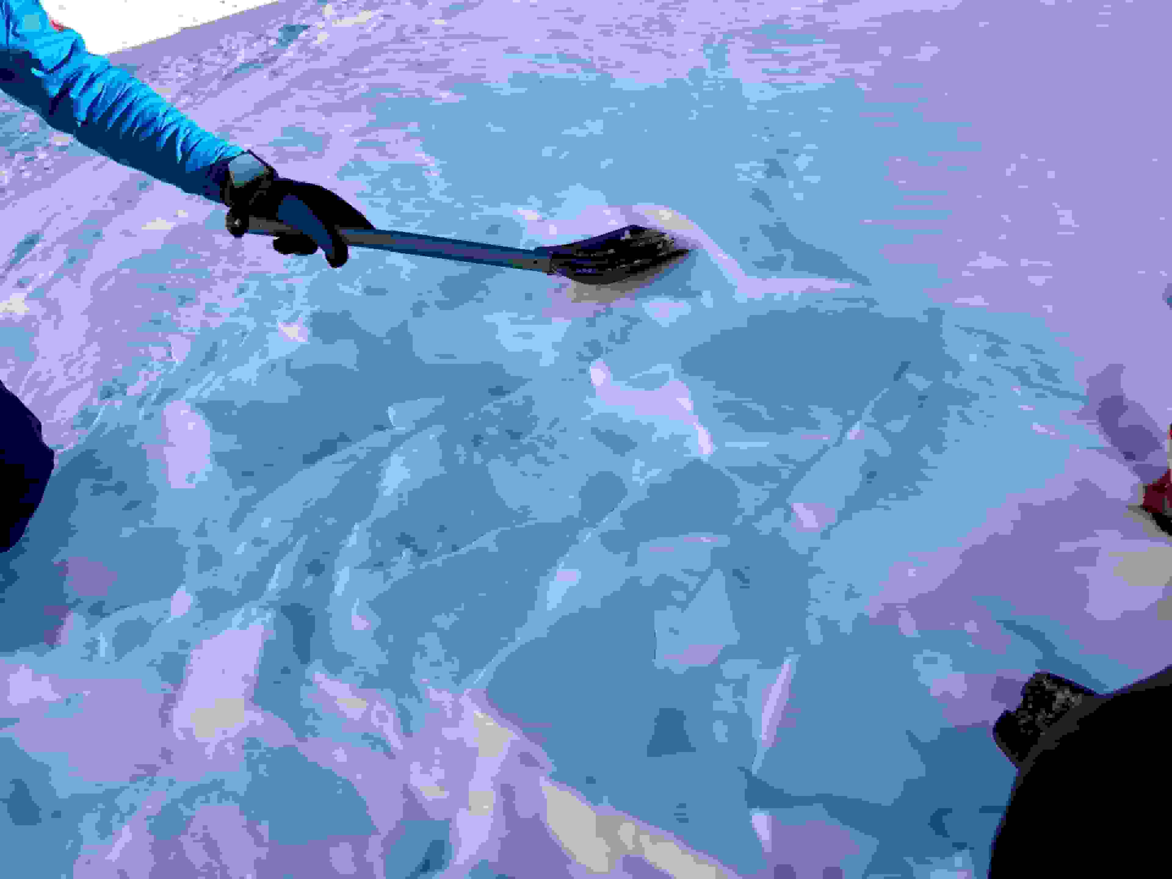 Schneeprofile kann man auch studieren, wenn nur wenig Schnee liegt