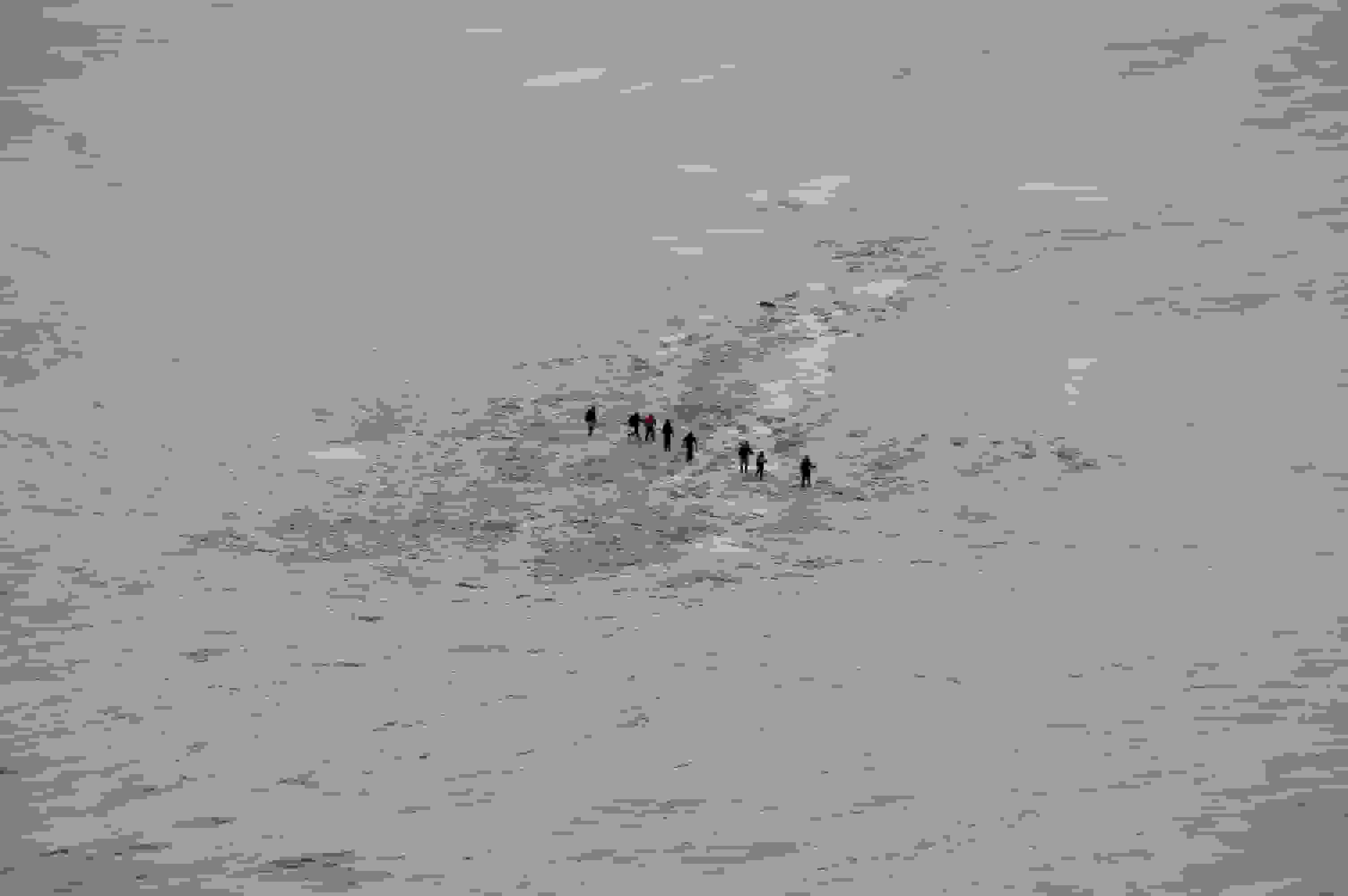 Eine Gruppe Alpinisten kommt von einer Akklimatisationstour zurück