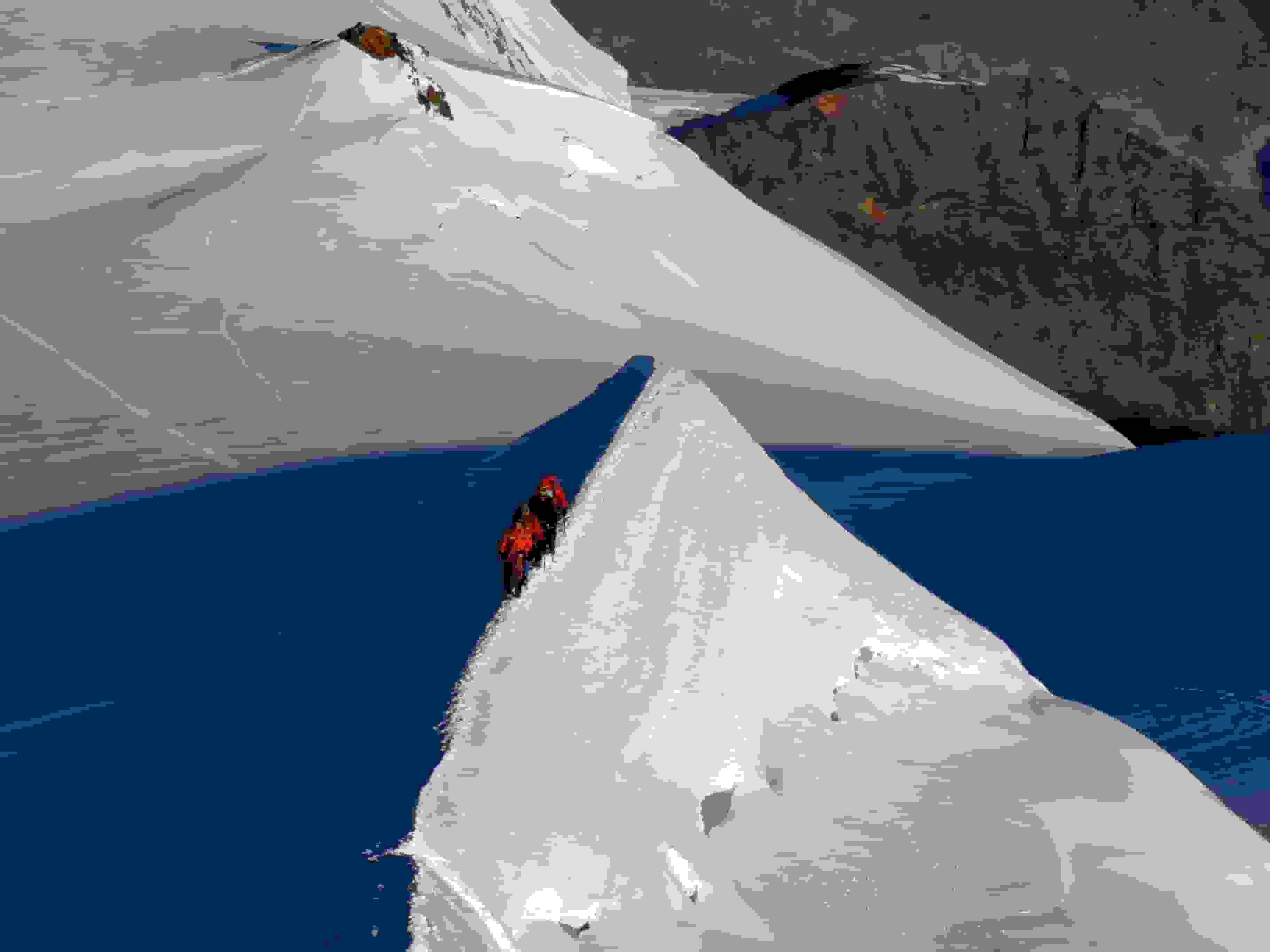 Eine Seilschaft im Aufstieg zur Ludwigshöhe. Dahinter der Roccia della scoperta (Entdeckungsfelsen)