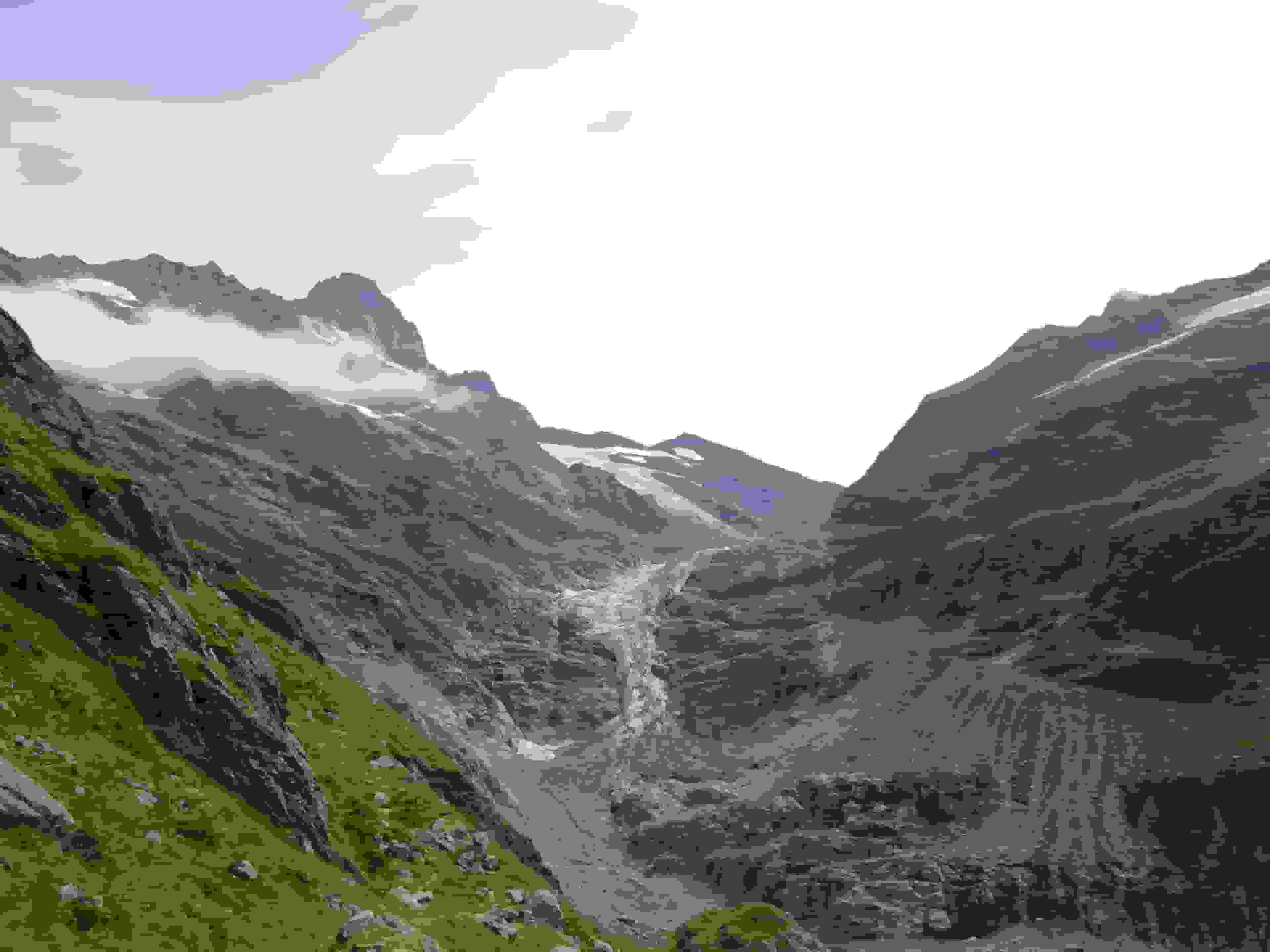 In der Bänisegg erwarten uns die ersten Blicke zum Schreckhorn und dem Oberen Ischmeer