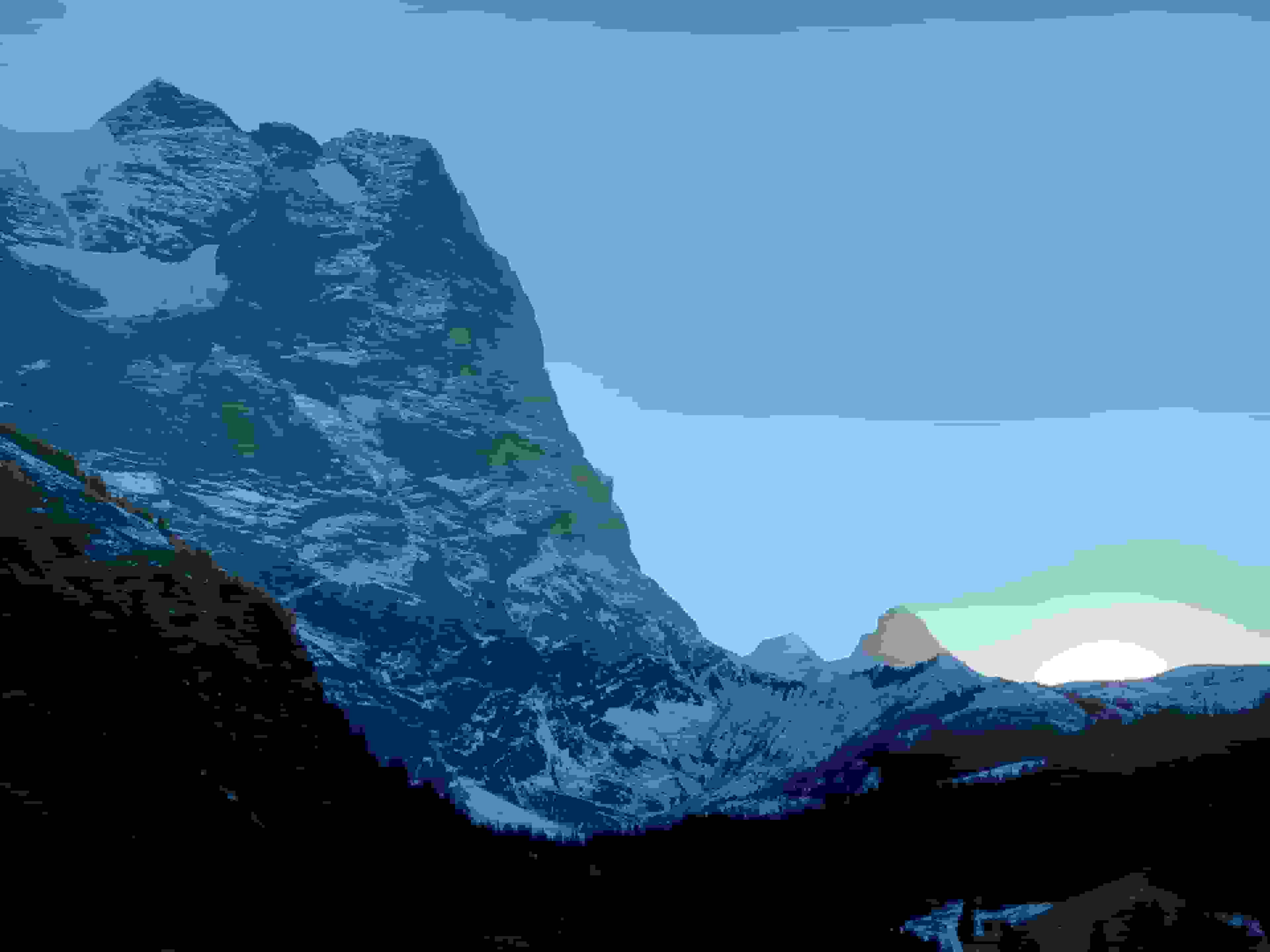 Schöne Stimmung nach dem Sonnenuntergang: Das beeindruckende Wetterhorn, und hinten der Mönch und der Eiger