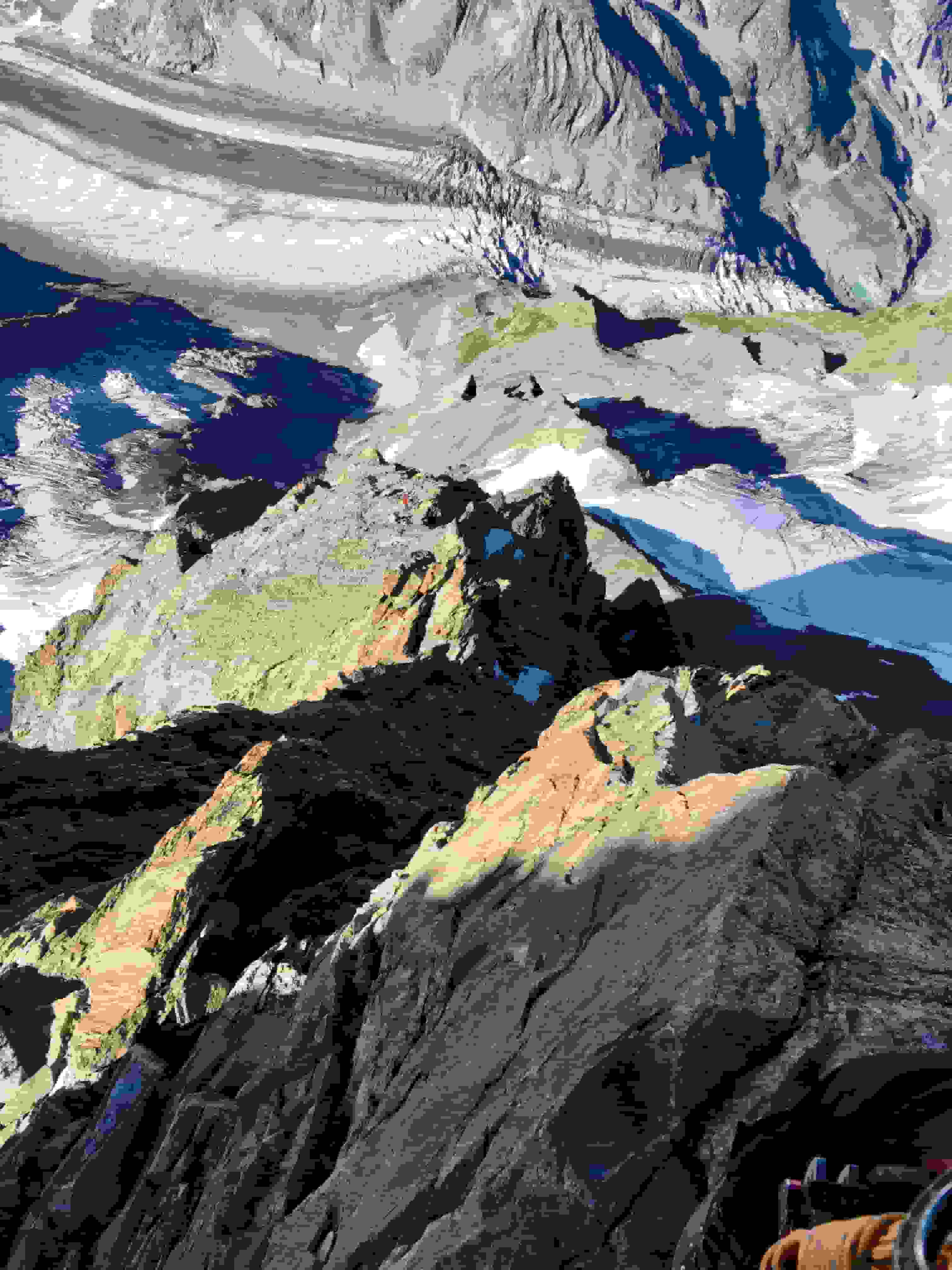 Fantastische Tiefblicke auf den SW-Grat und die Schulter (Foto: Danny)