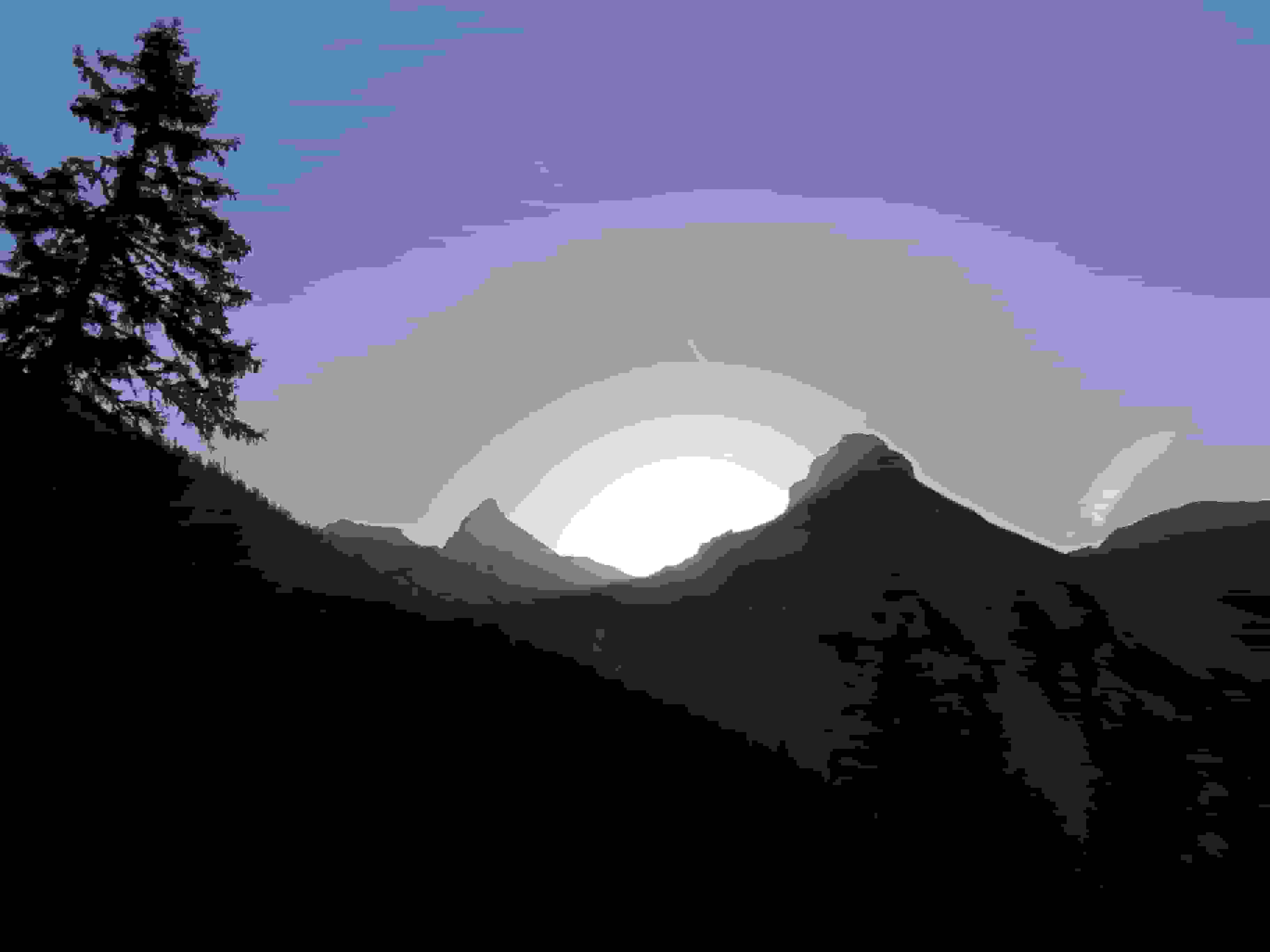 Die Sonne geht auf zwischen Rossalpelispitz und Zindlenspitz