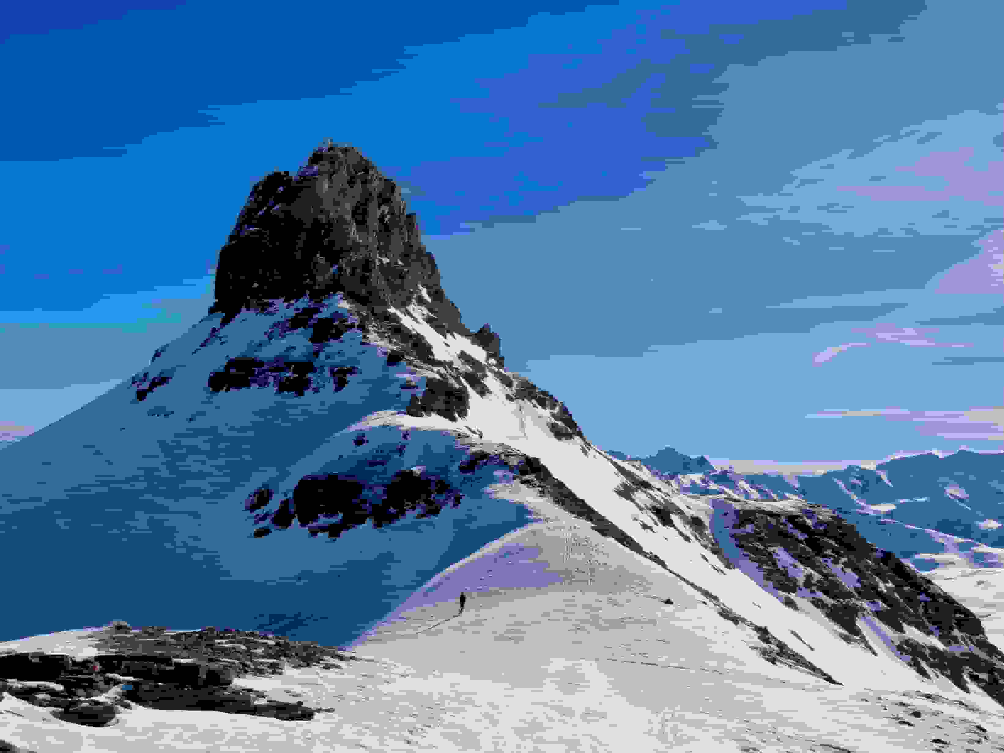 Spitzmeilen und Spitzmeilenfurggel. Rechts des Gipfels ist die Aufstiegsspur im Schnee zu erkennen