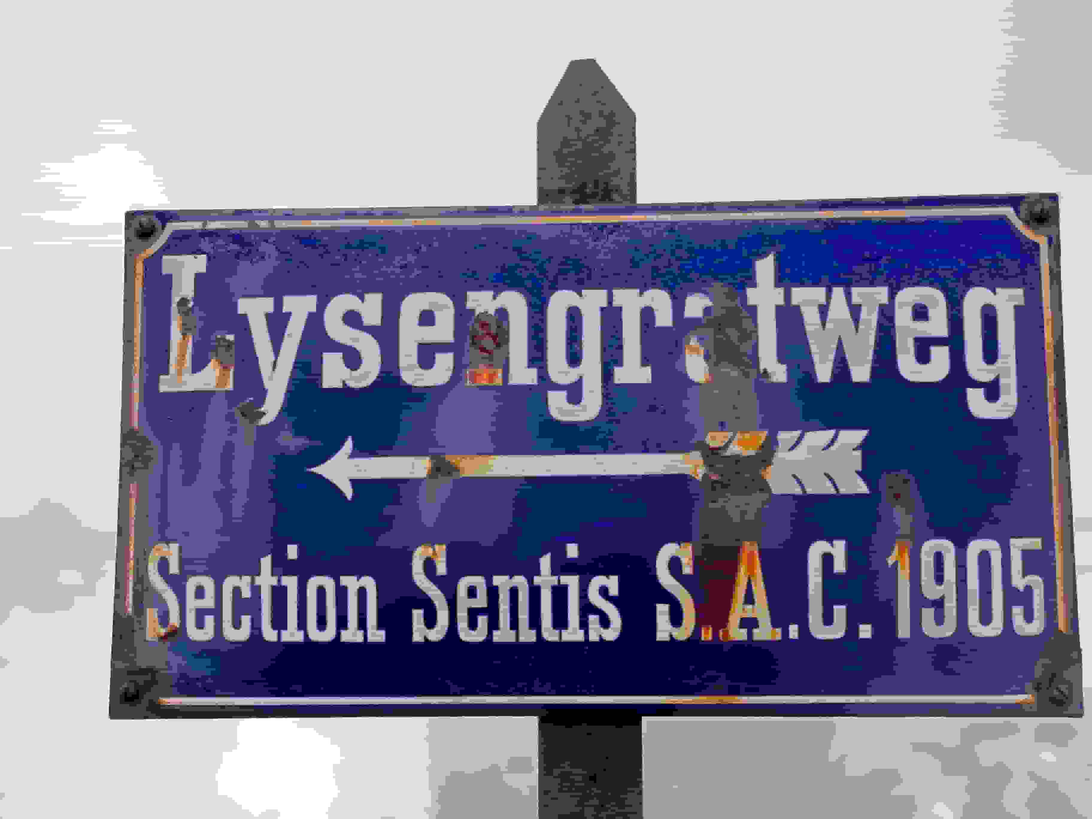 Wegtafel auf dem Lisengrat