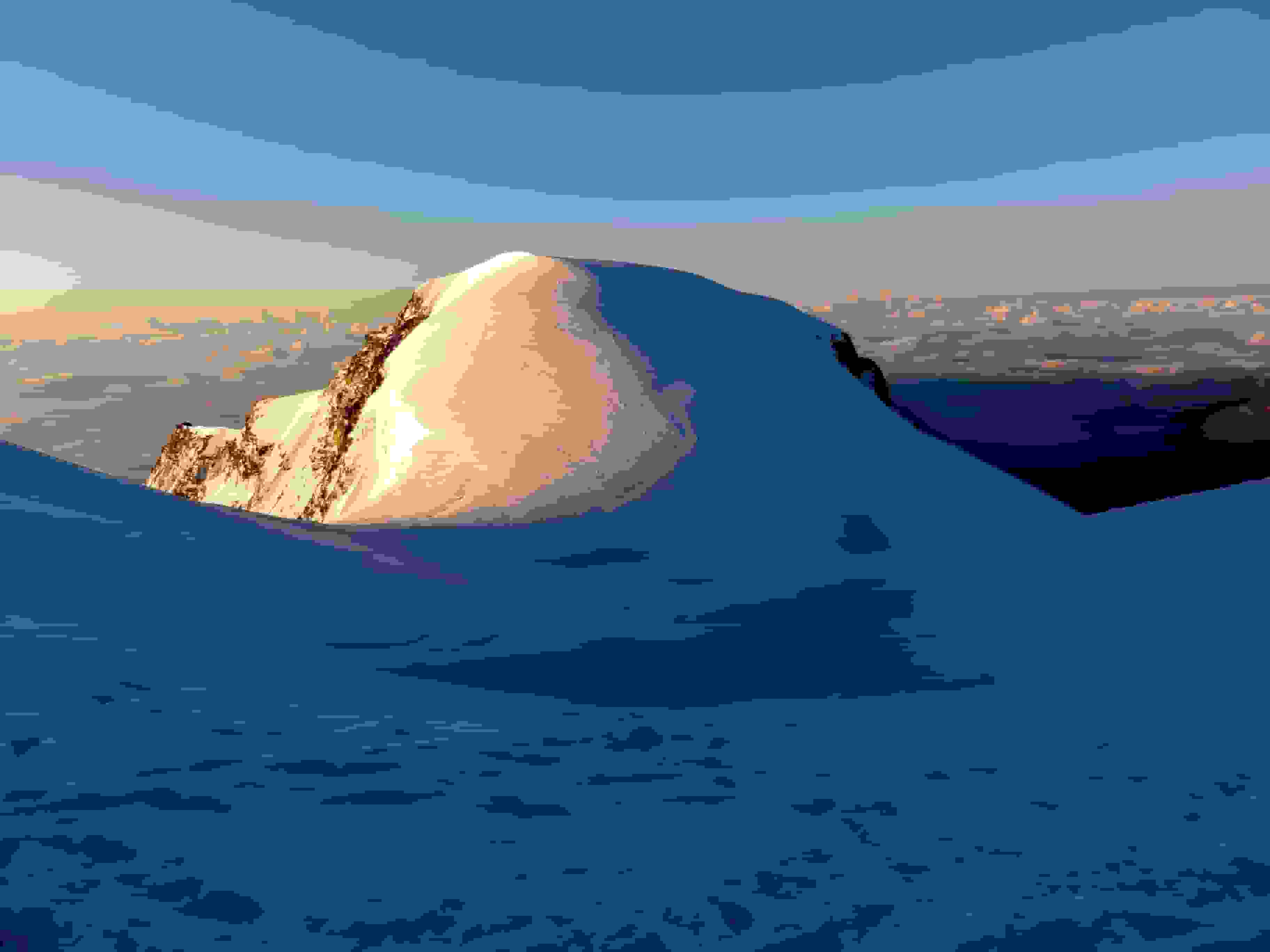 Vincentpyramide im Morgenlicht. Links davon der am Vortag begangene Grat zum Giordanispitz