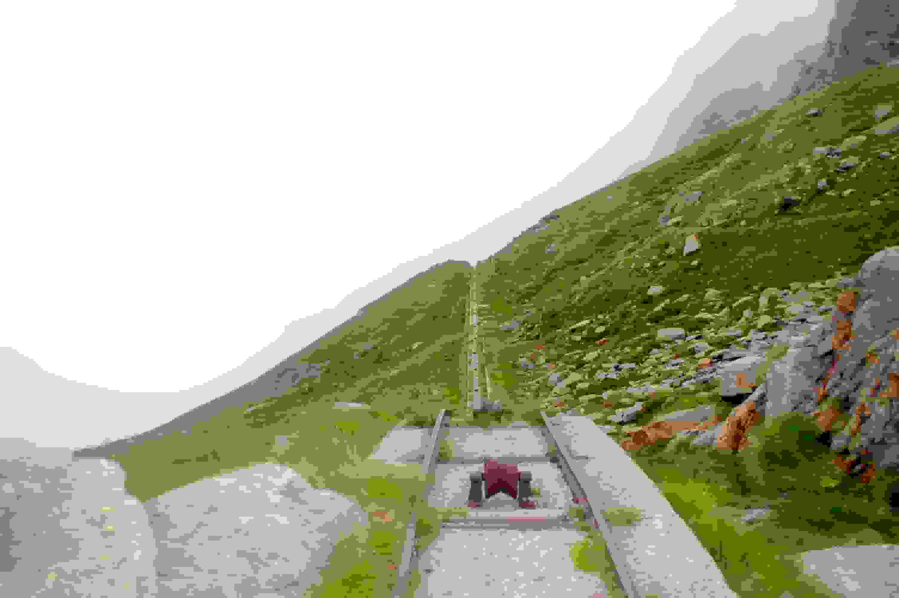 Blick zurück auf die steile Passage der Wasserleitung. Hier gab’s mal eine Standseilbahn für die Bauarbeiten