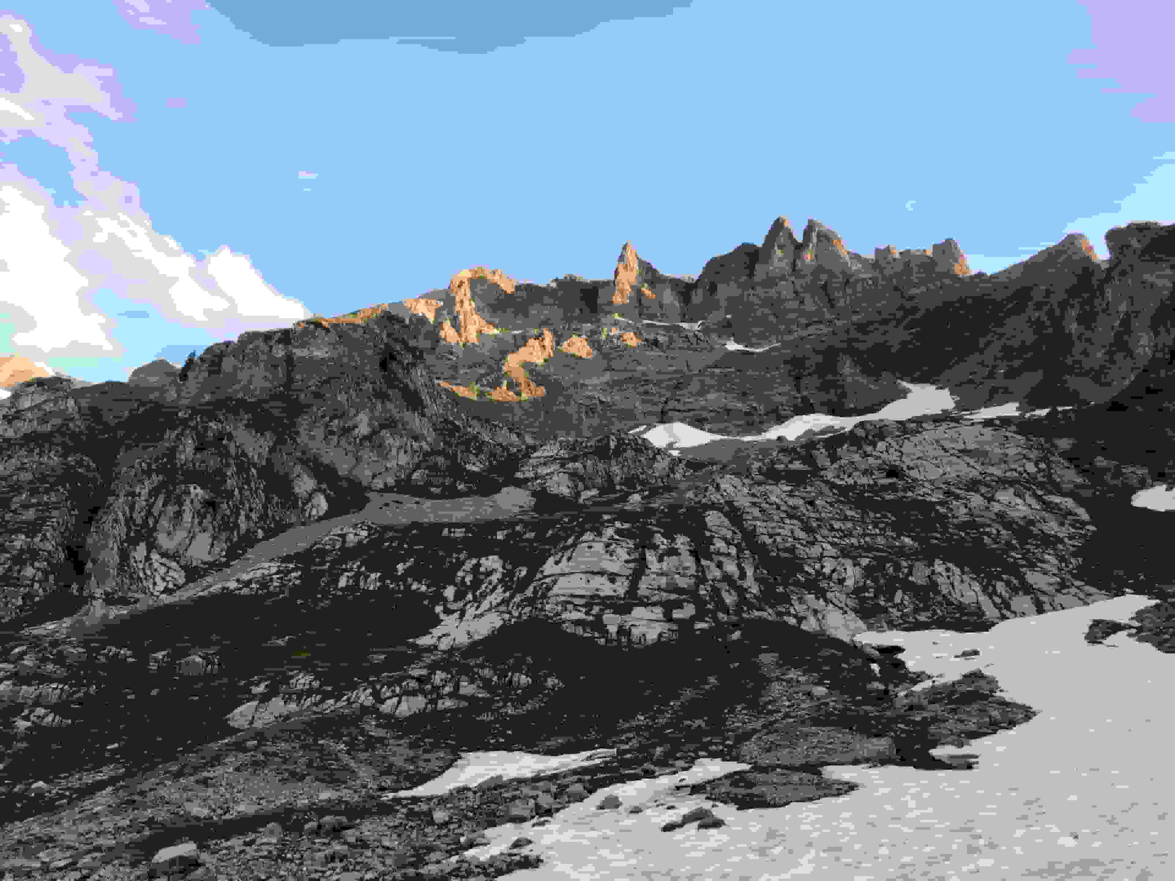 Blick nach oben; der angepeilte Grat befindet sich links der Bildmitte am unteren Rand der besonnten Fläche