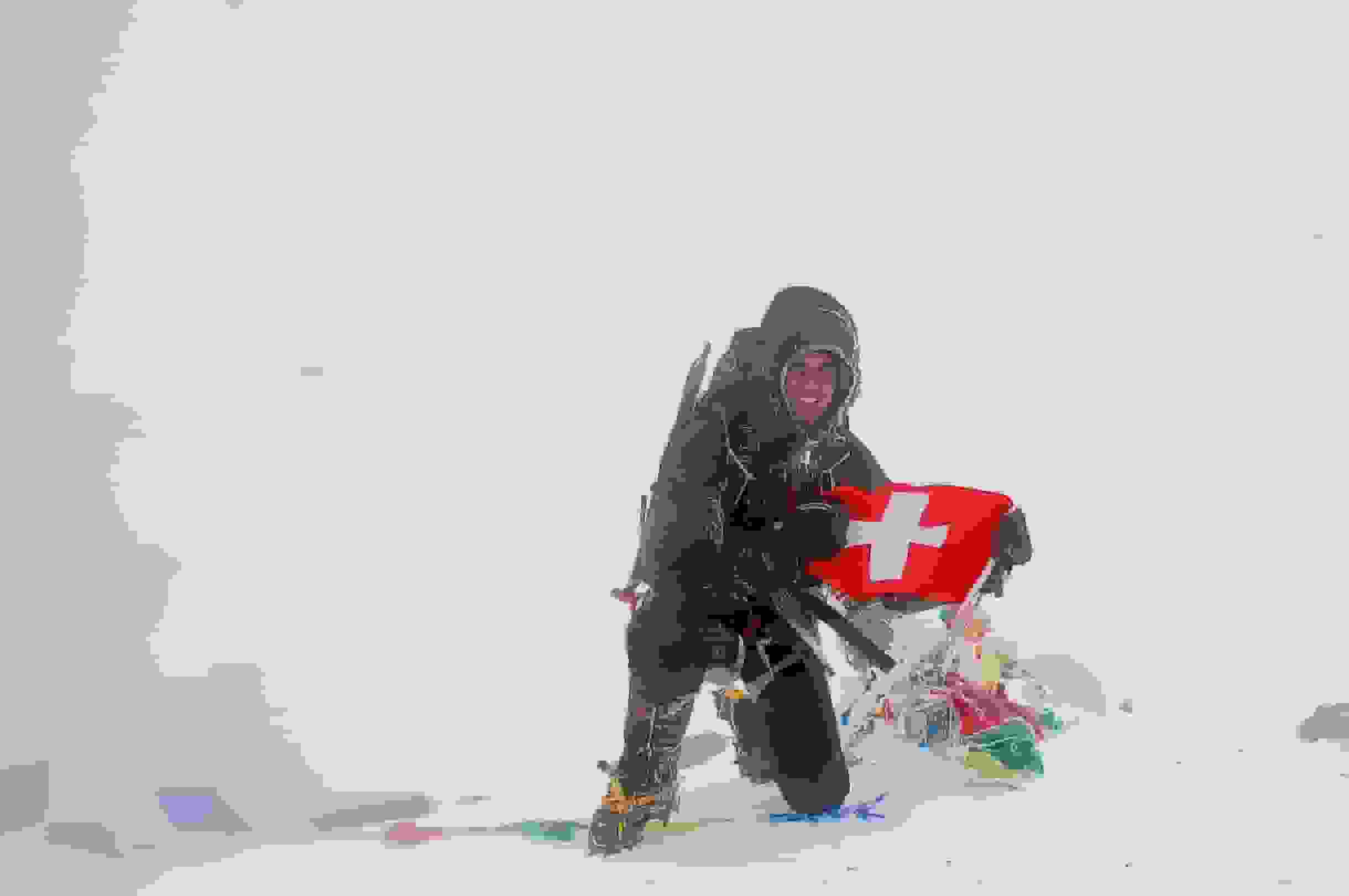 Esra hisst die Schweizerfahne