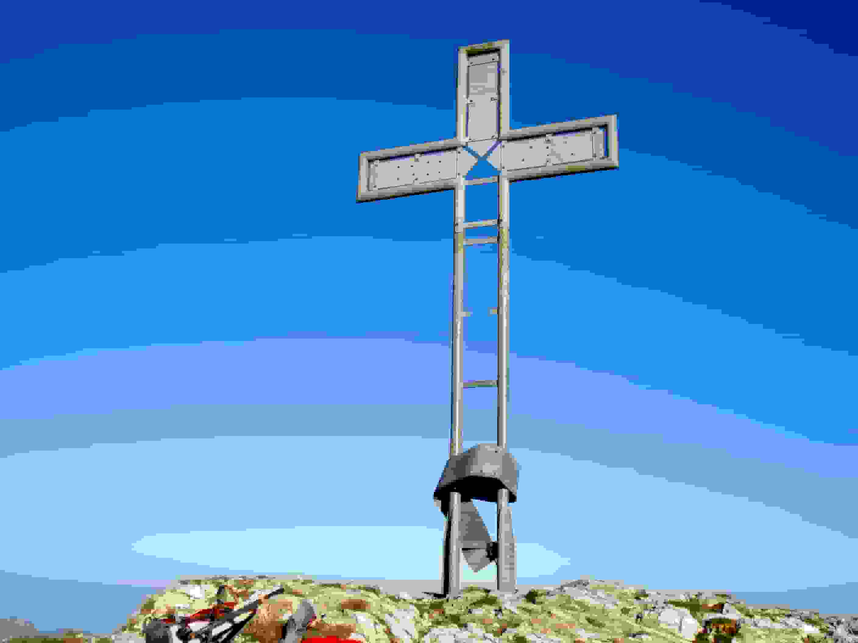 Das Gipfelkreuz des Vanil Noir - es wurde letztes Jahr aus Protest zerstört