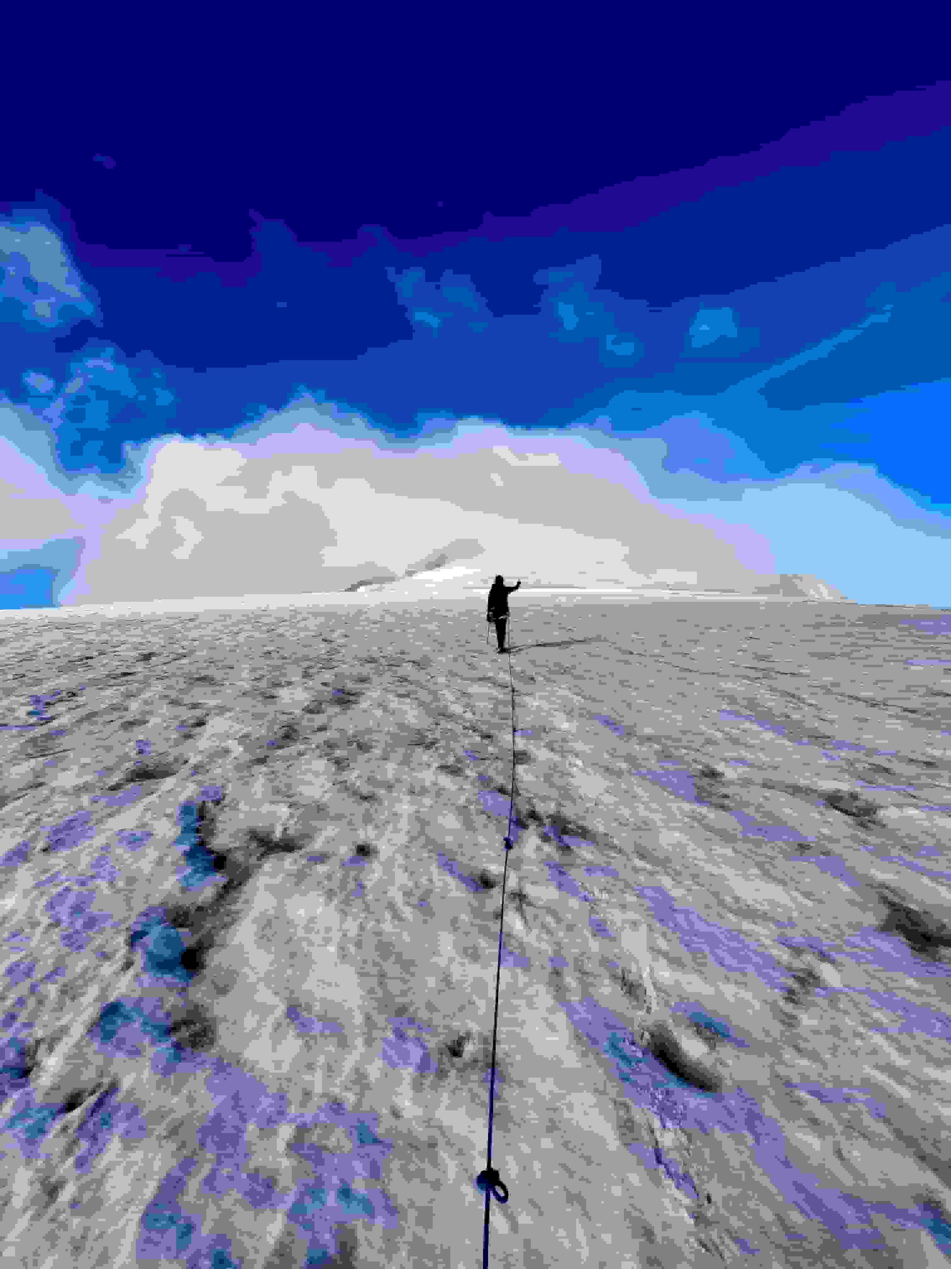 Der Gipfel ist noch in Wolken gehüllt