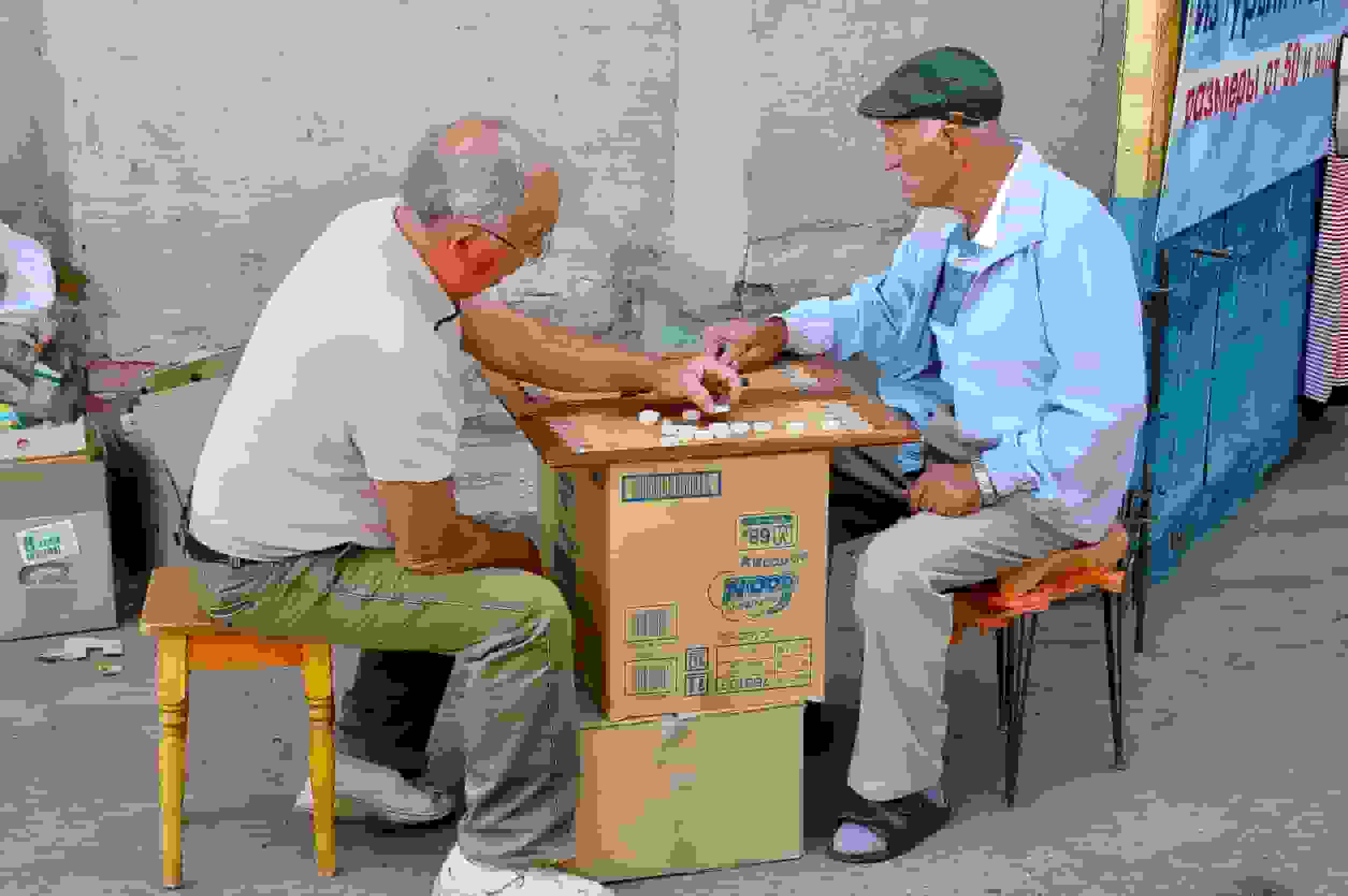 Brettgespielt wird überall am Strassenrand