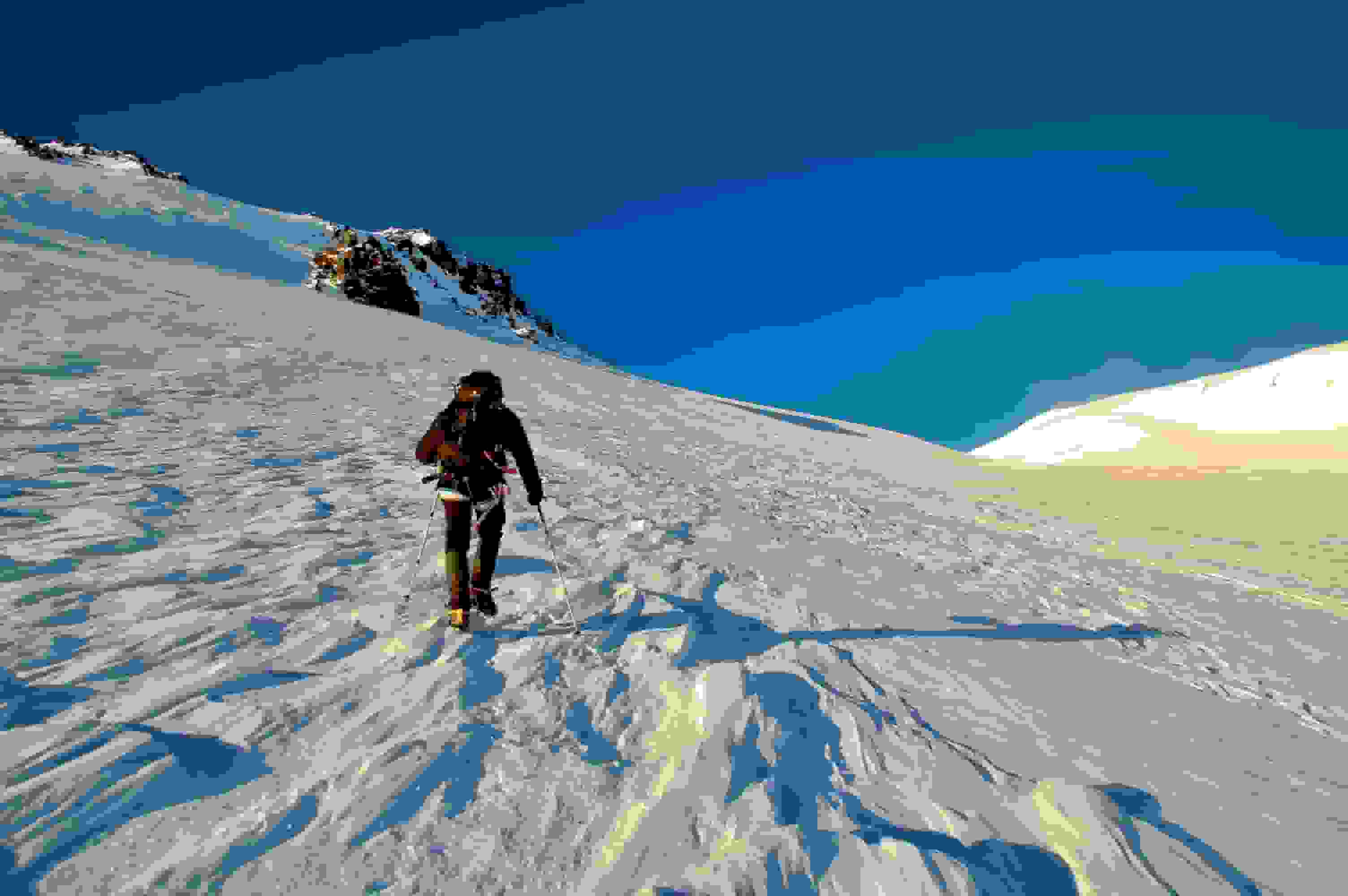 Bald auf 5000m. Esra wandert langsam über den vom Wind bearbeiteten Schnee