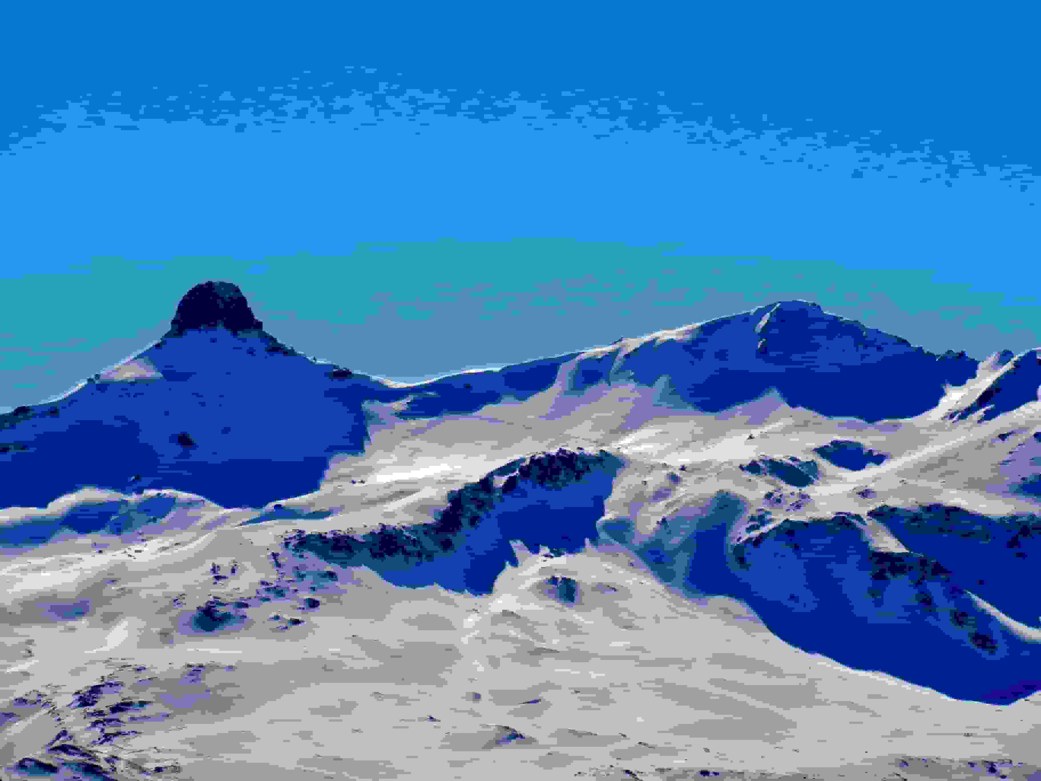 Zoom vom Maschgenkamm zurück zu Spitz- und Wissmilen. Vom Wissmilen bin ich links der Felsen abgefahren - rechts war es mir etwas zu steil. Gut zu sehen ist auch die Querung von P.2318 zur Spitzmeilenfurggel. Es befinden sich immer noch einige Personen im Aufsteig.