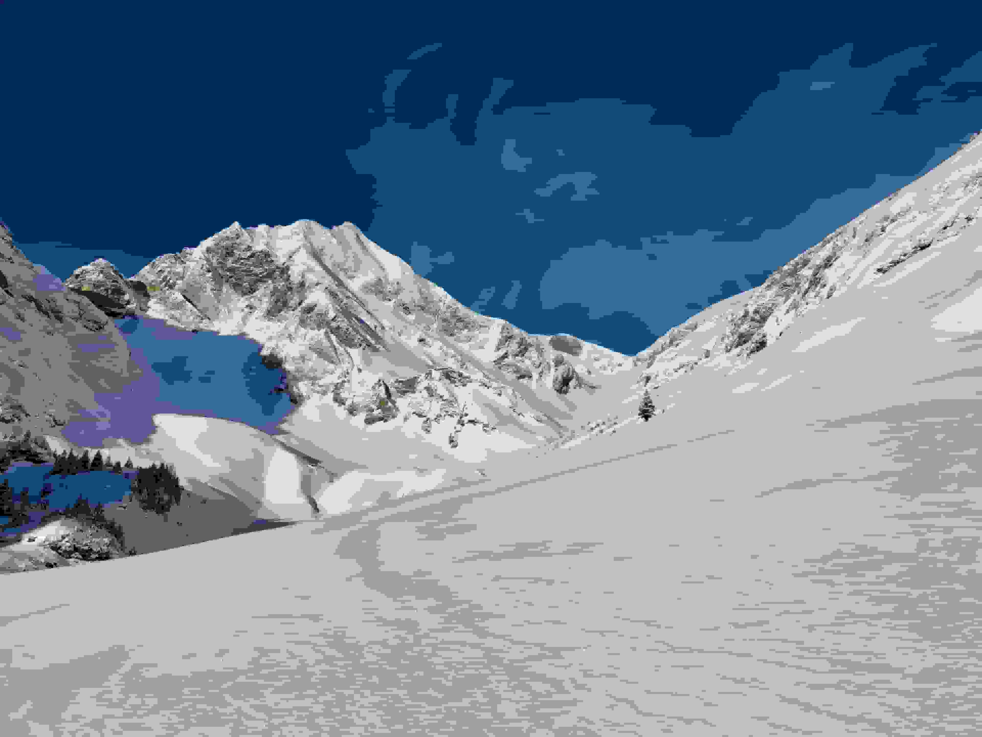 In den Einschnitt rechts der Bildmitte geht es