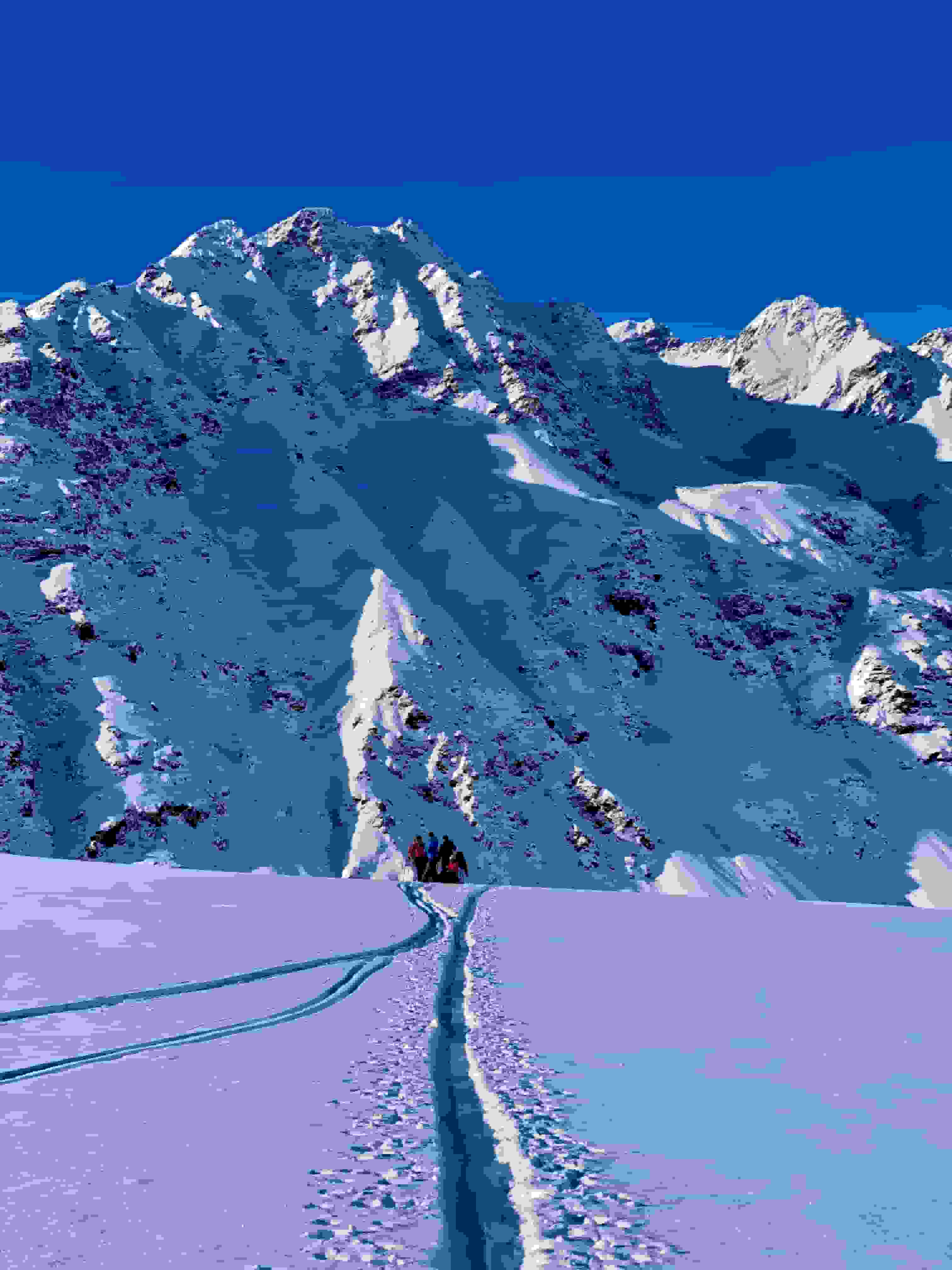 Eine andere Gruppe im Aufstieg - dahinter der Piz Champatsch