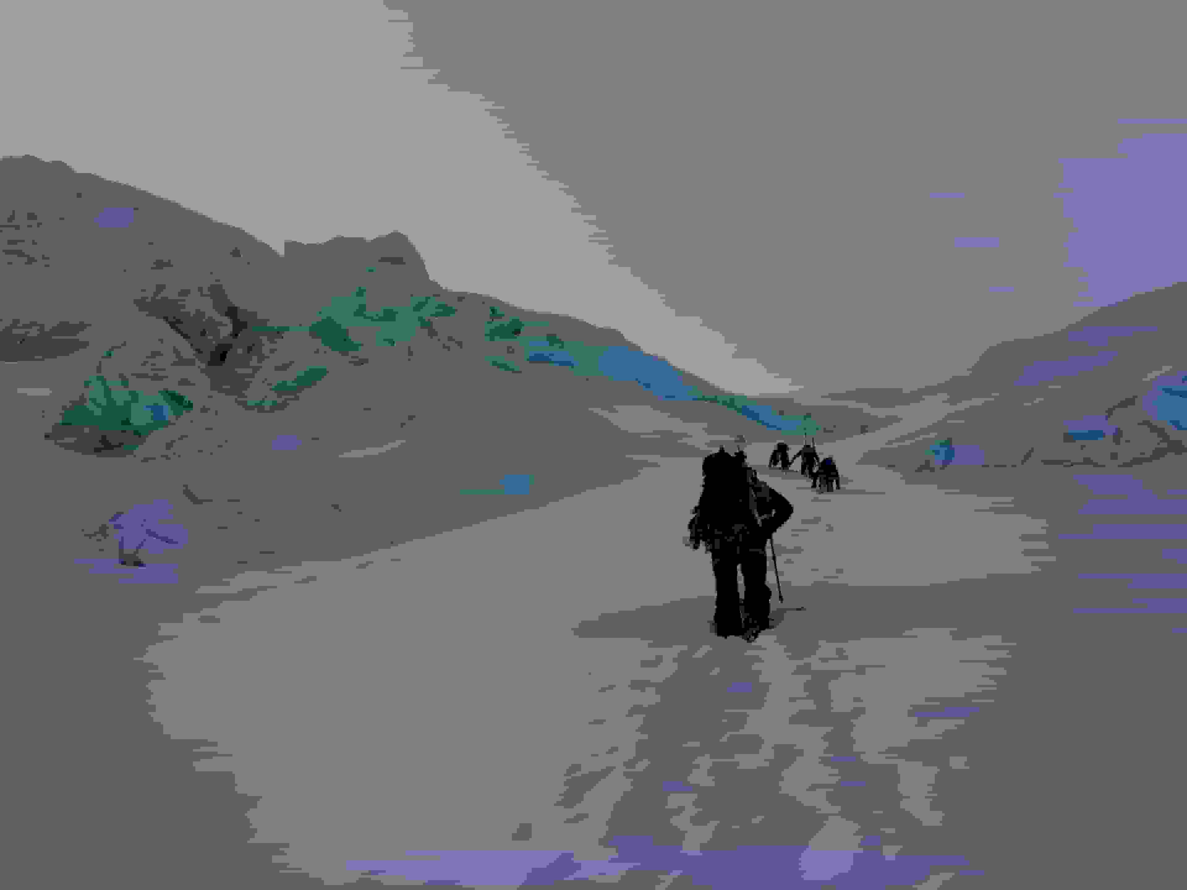 Eine geführte Seilschaft spurt den oberen Teil neu ein