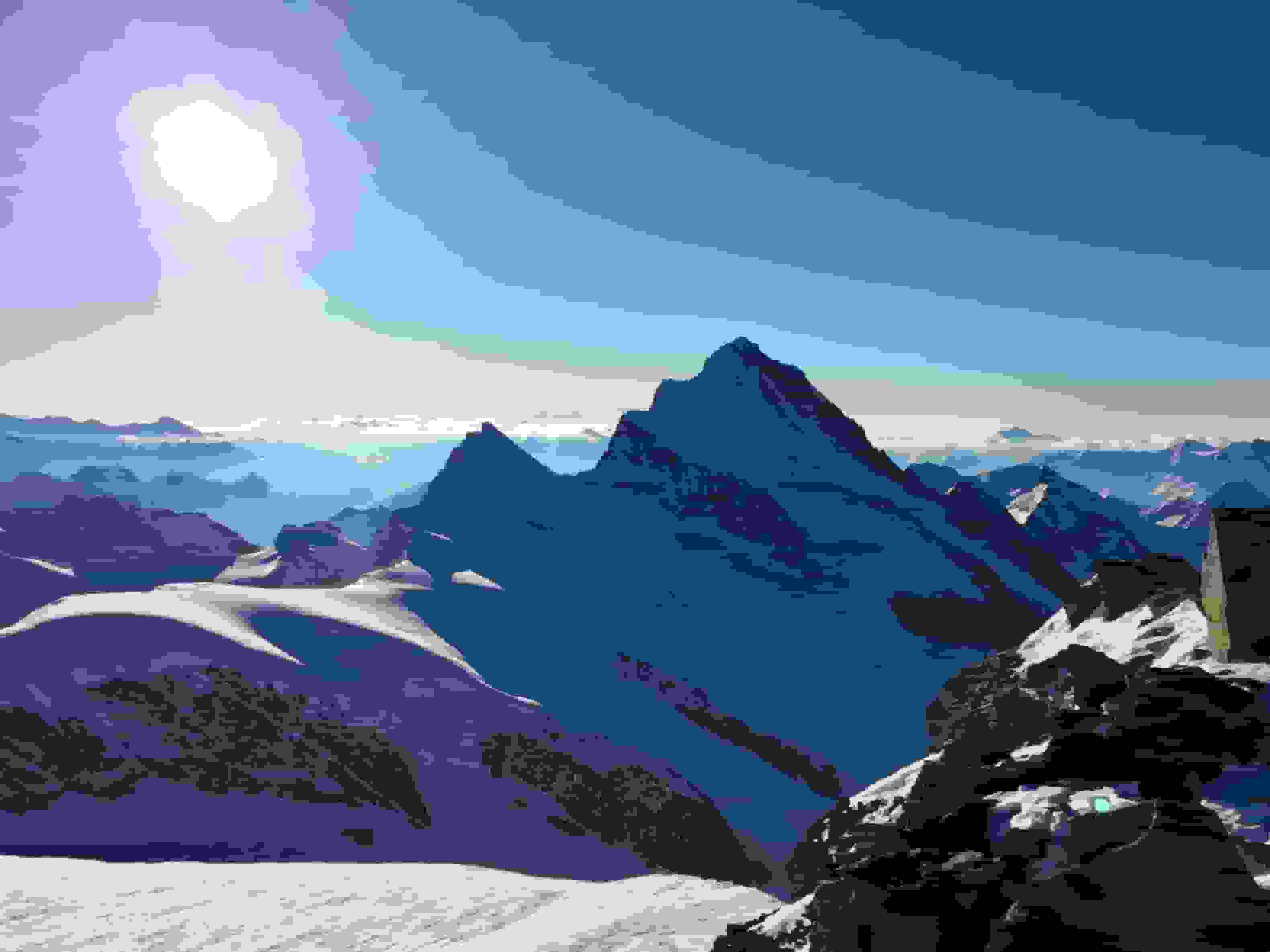 Agassizhorn und Finsteraarhorn in der Morgensonne