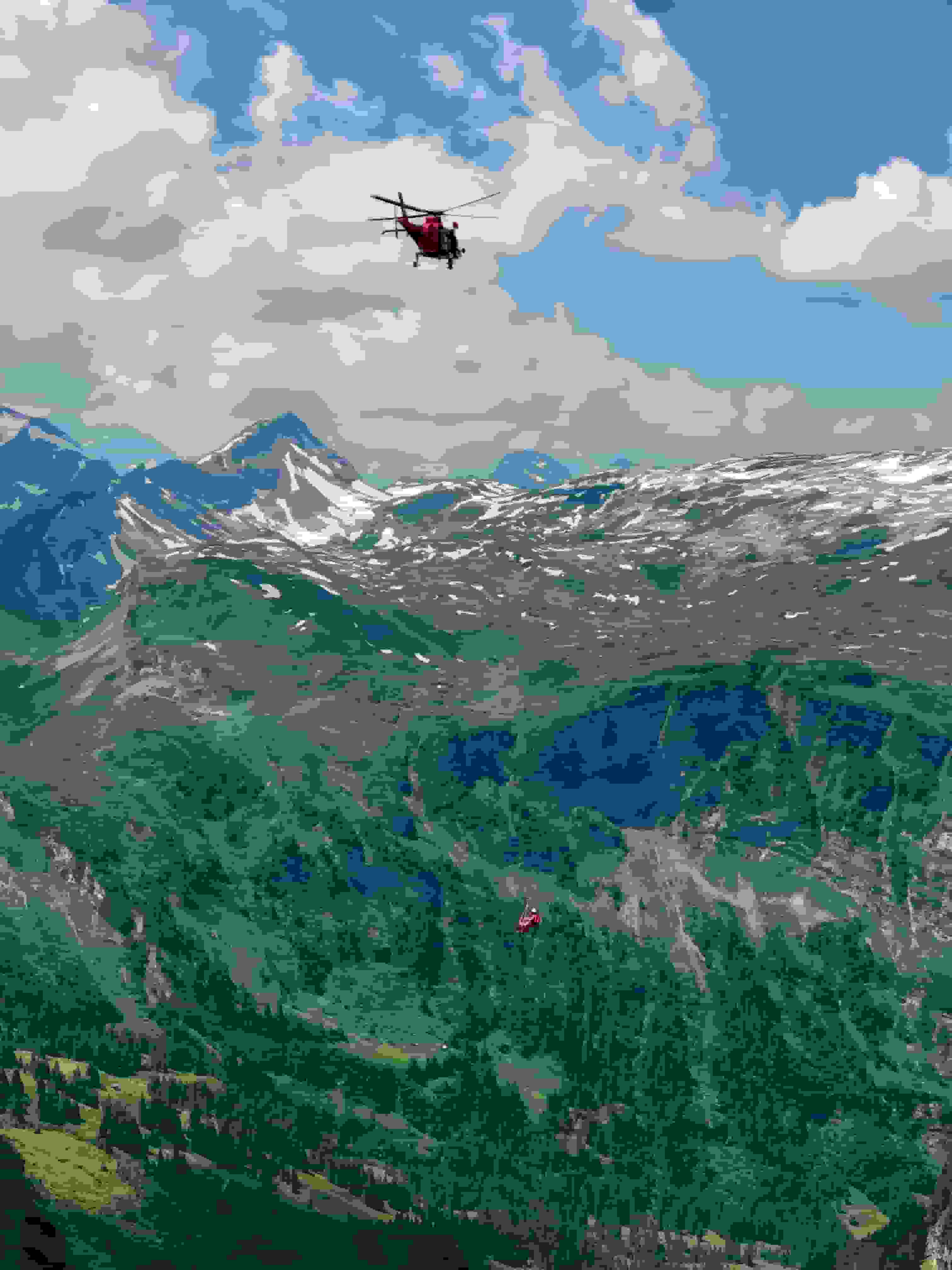 Rettung einer verunglückten Berggängerin mit dem Helikopter