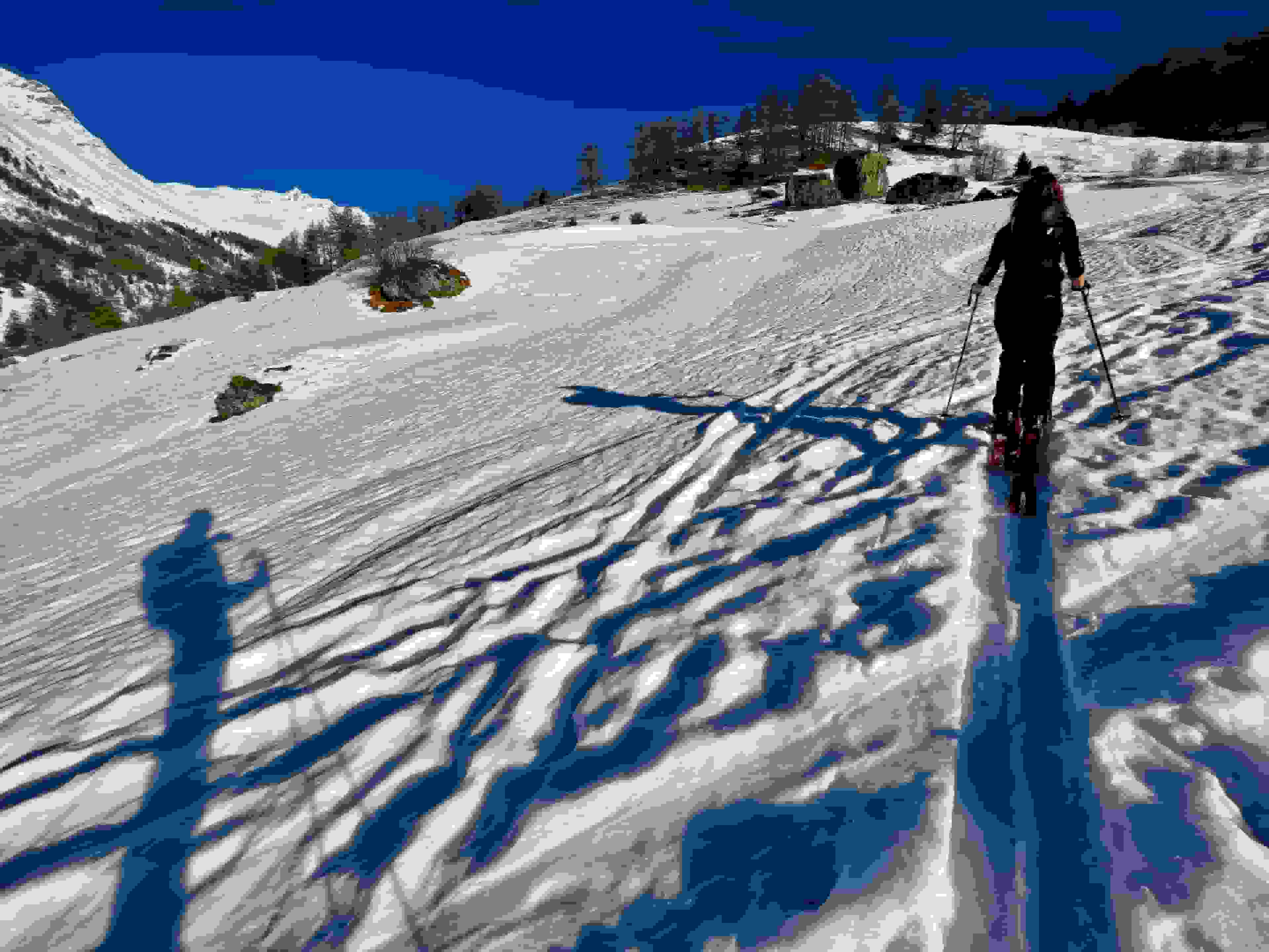 Es liegt wenig Schnee in Guarda