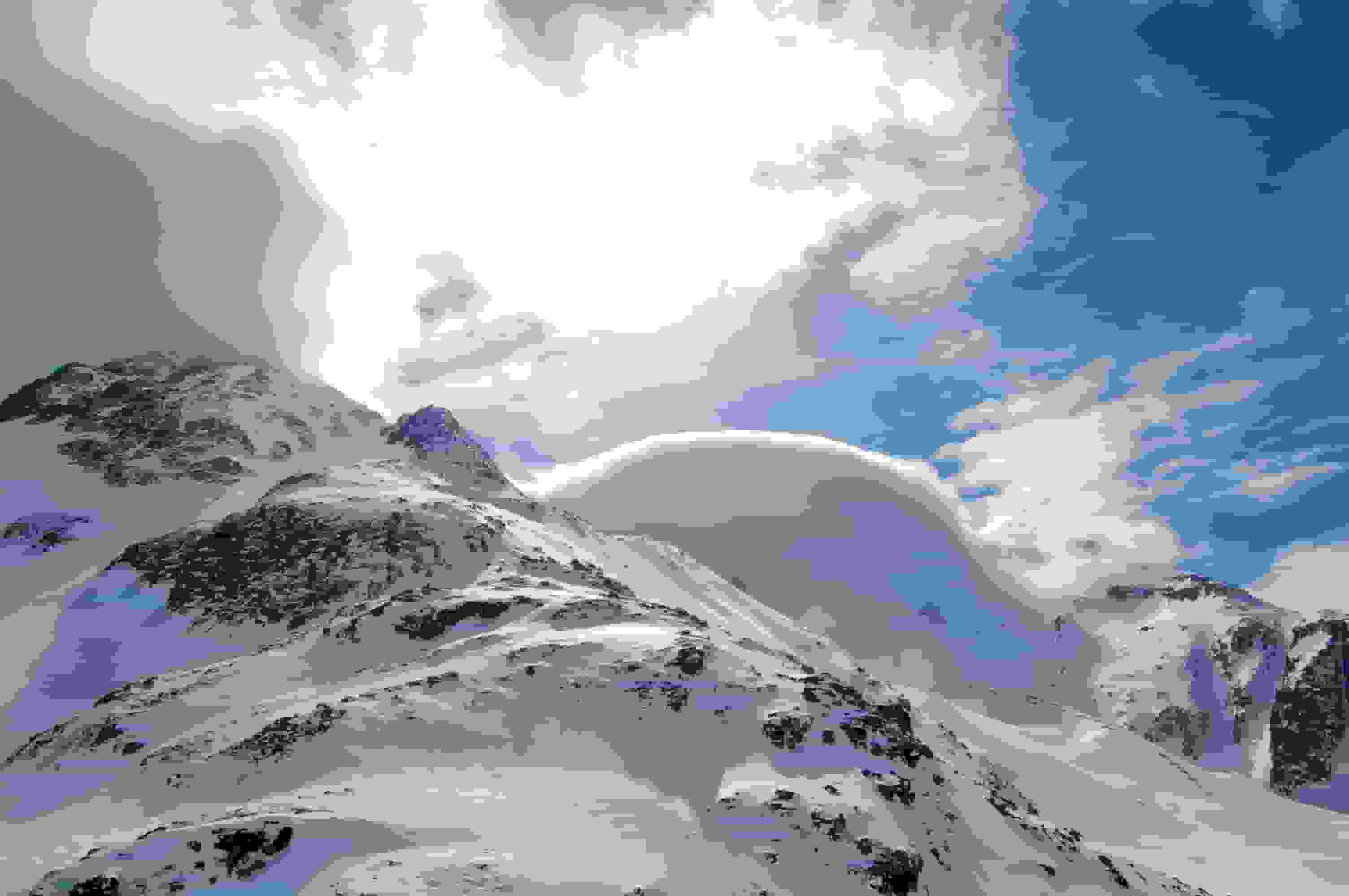 Der Piz Giuv hüllt sich in eine Föhnwolke