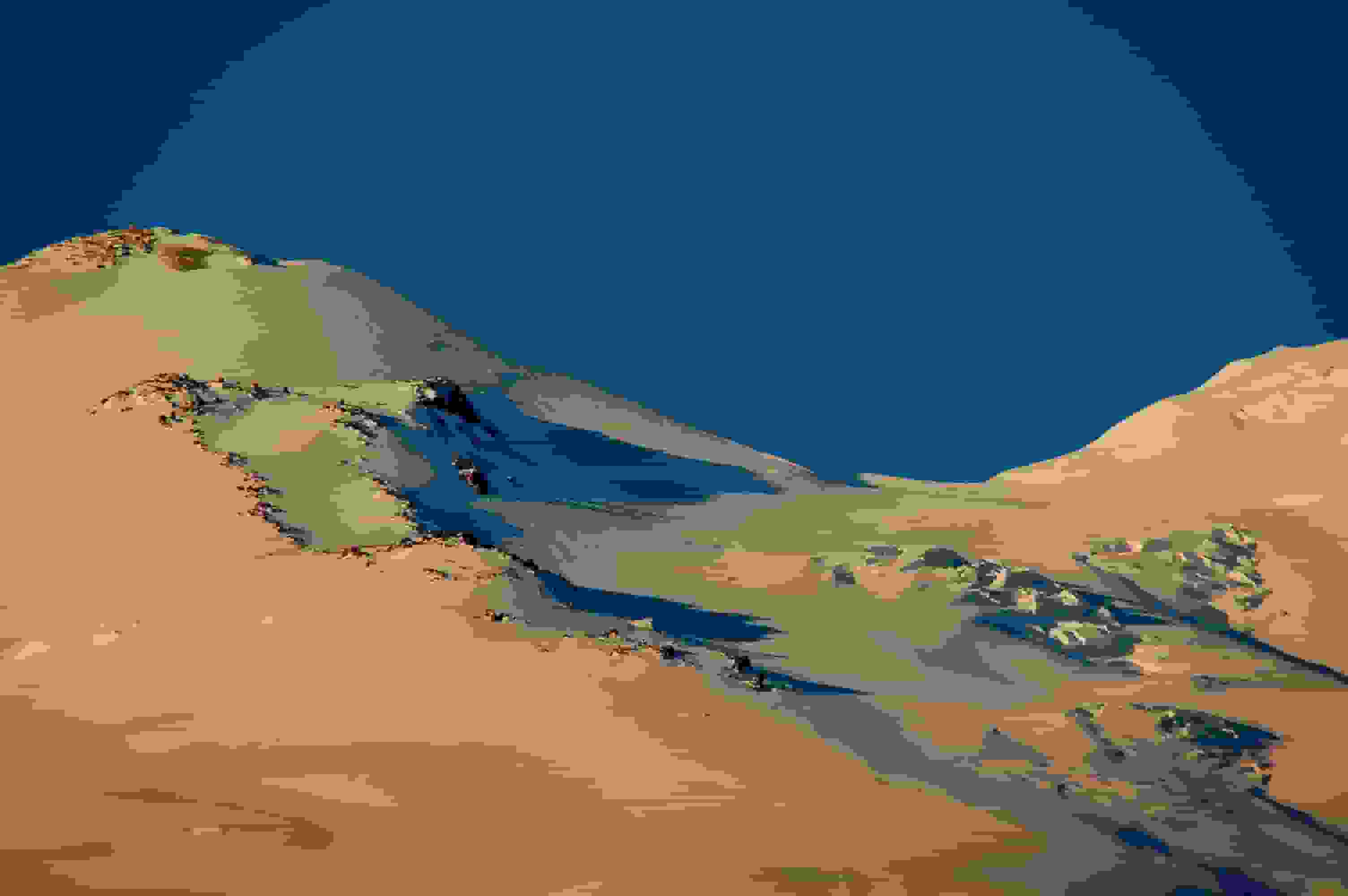 Zoom zur Traverse zwischen Aufstiegsroute Ost- und Westgipfel. Rechts oberhalb der Lenz Rocks sind einige Leute im Aufstieg.