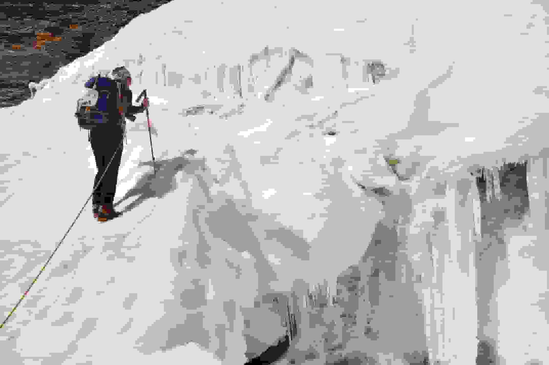 Der Bergschrund am unteren Mönchsjoch wird inspiziert