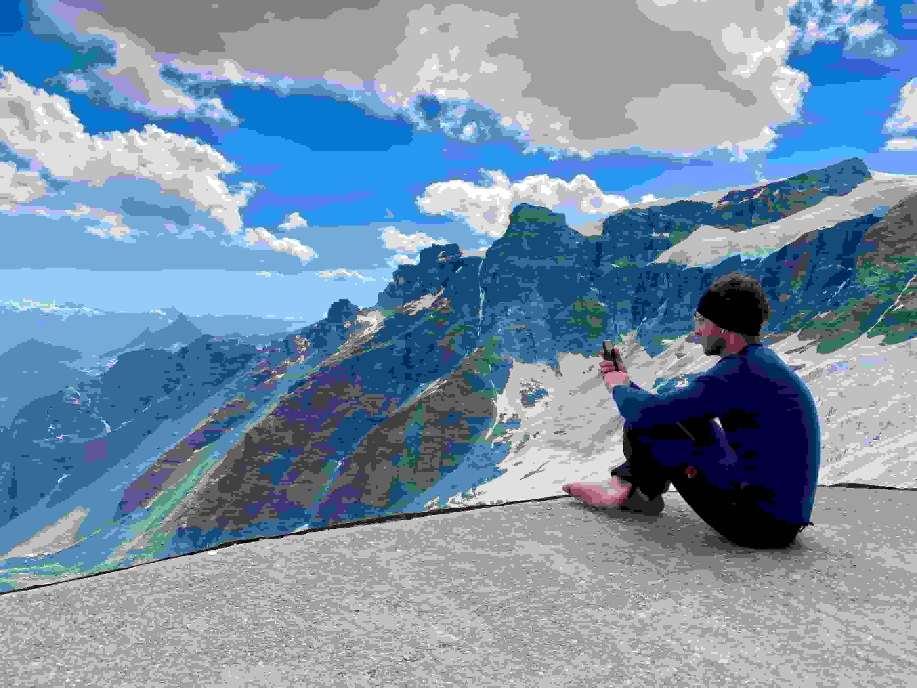 Zeit vertreiben auf der Terrasse des Rifugio Guide d'Ayas