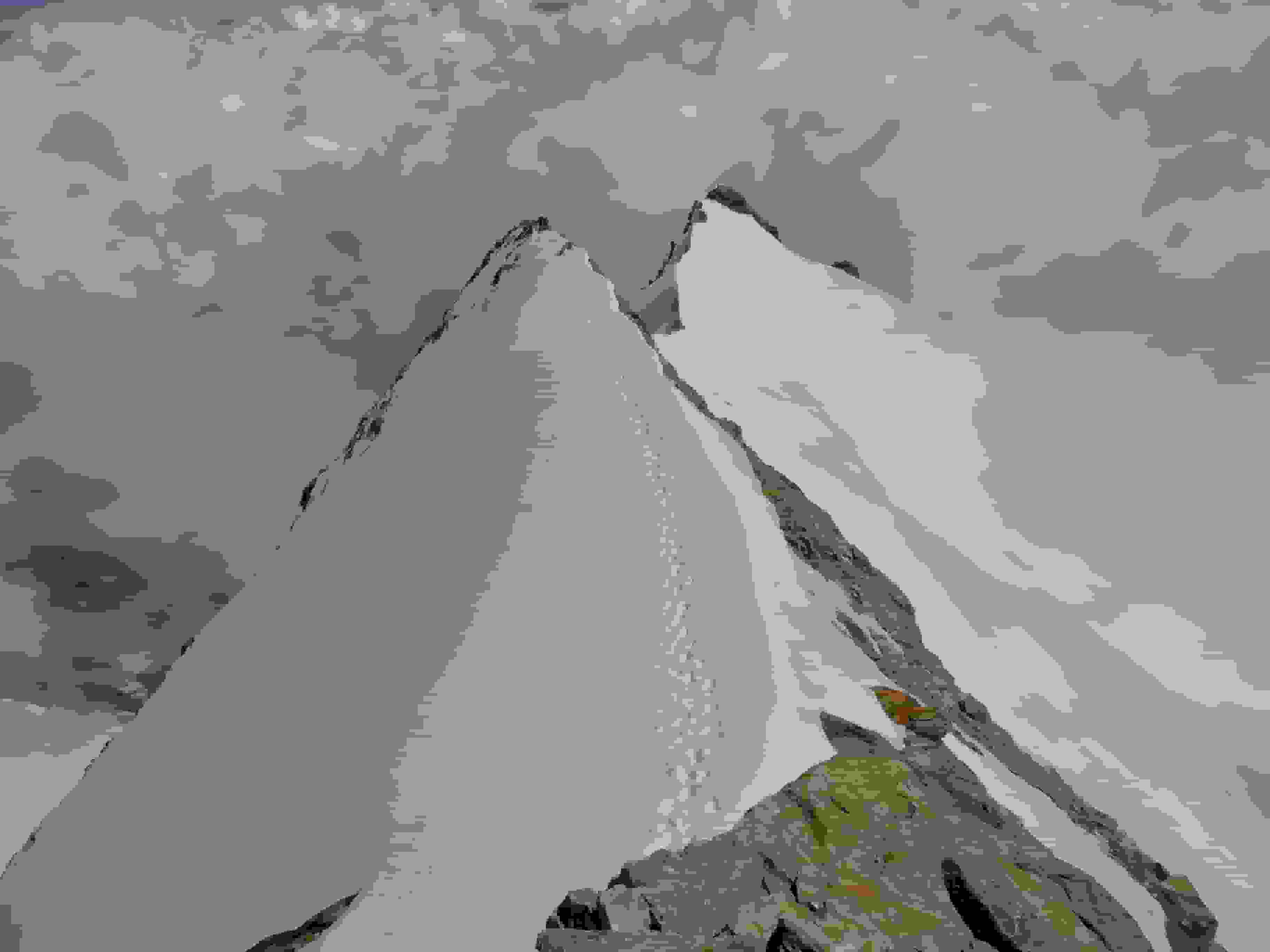 Blick vom Grat runter zum Giordanispitz – noch trennt uns eine Steilstufe (Abseilstelle vorhanden) vom Gipfel. Links gehts jäh runter in die Monte Rosa-Ostflanke