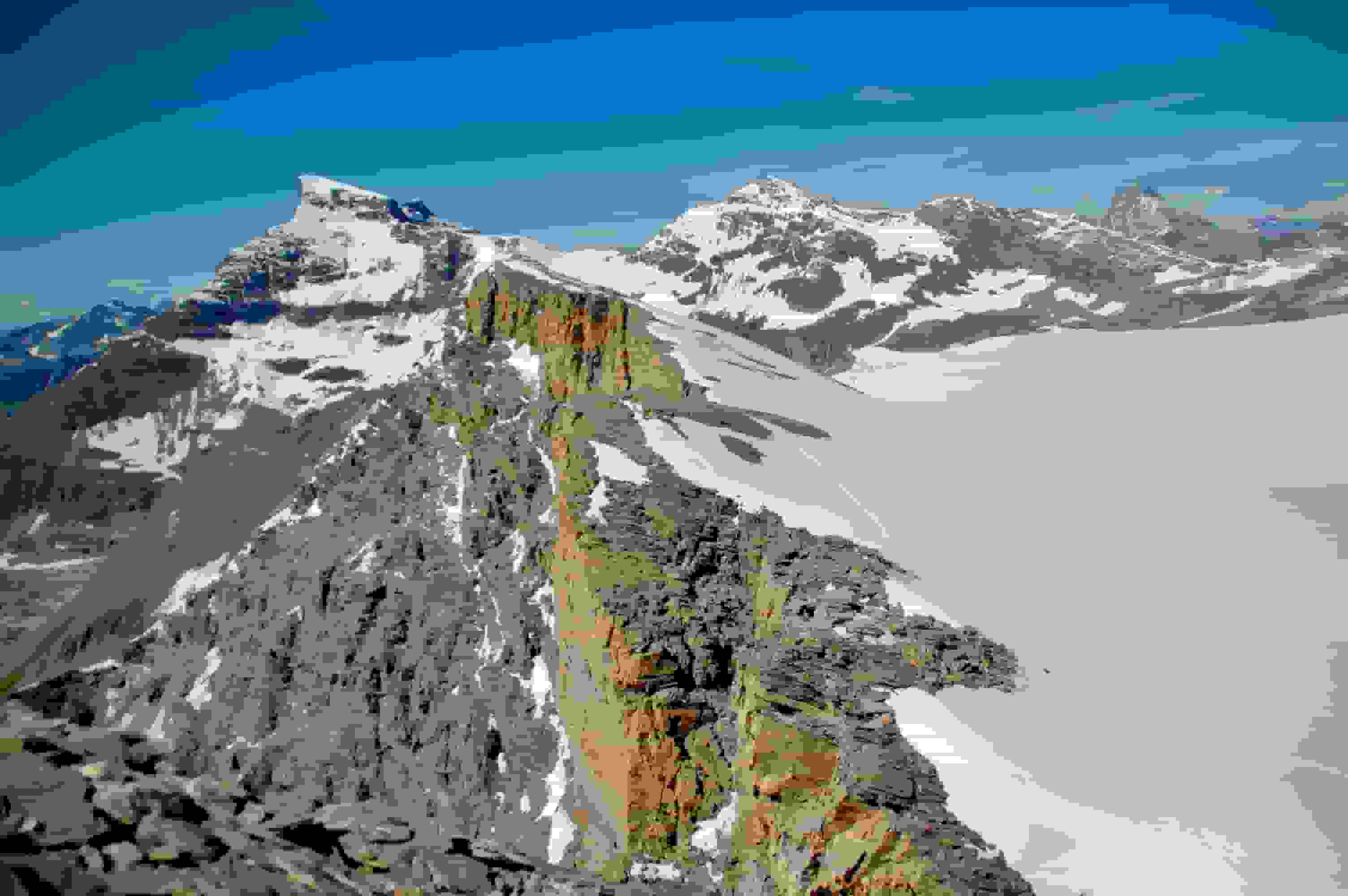 Westseitig geht es steil hinunter