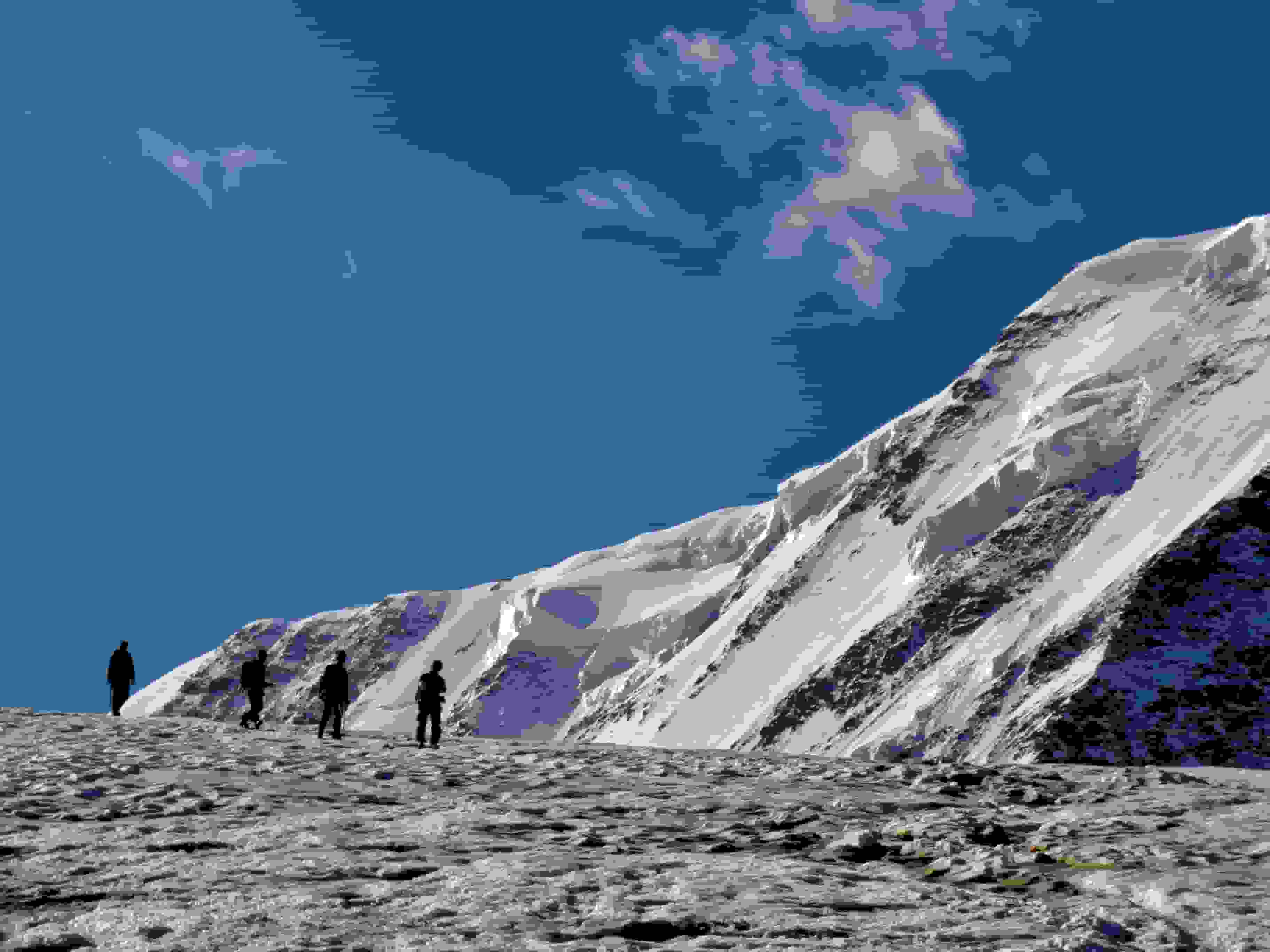 Eine Seilschaft vor dem Eisriesen Liskamm