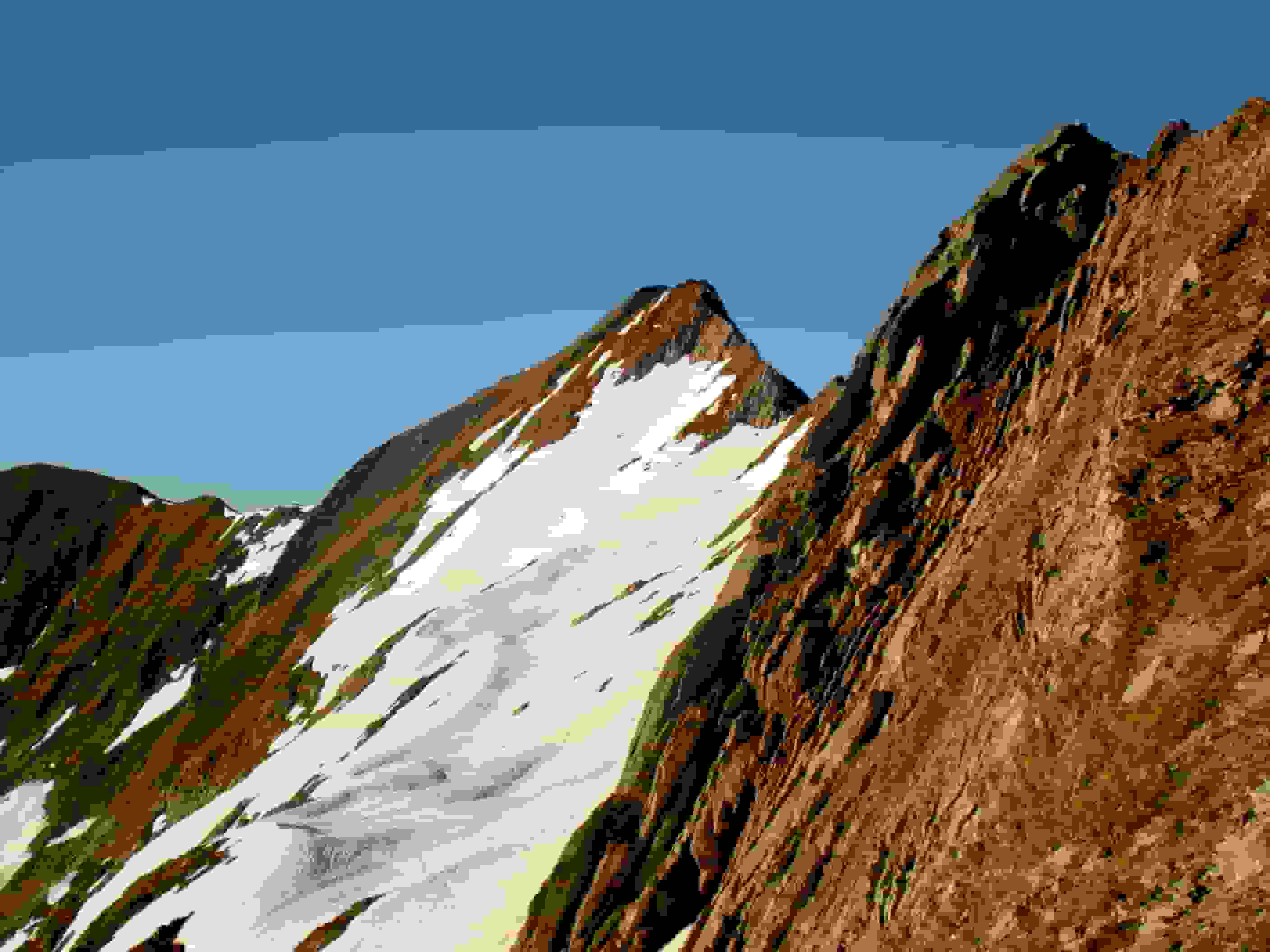 Der Vanil Noir von Norden gesehen. Direkt dem Grat zu folgen, erscheint sinnvoll