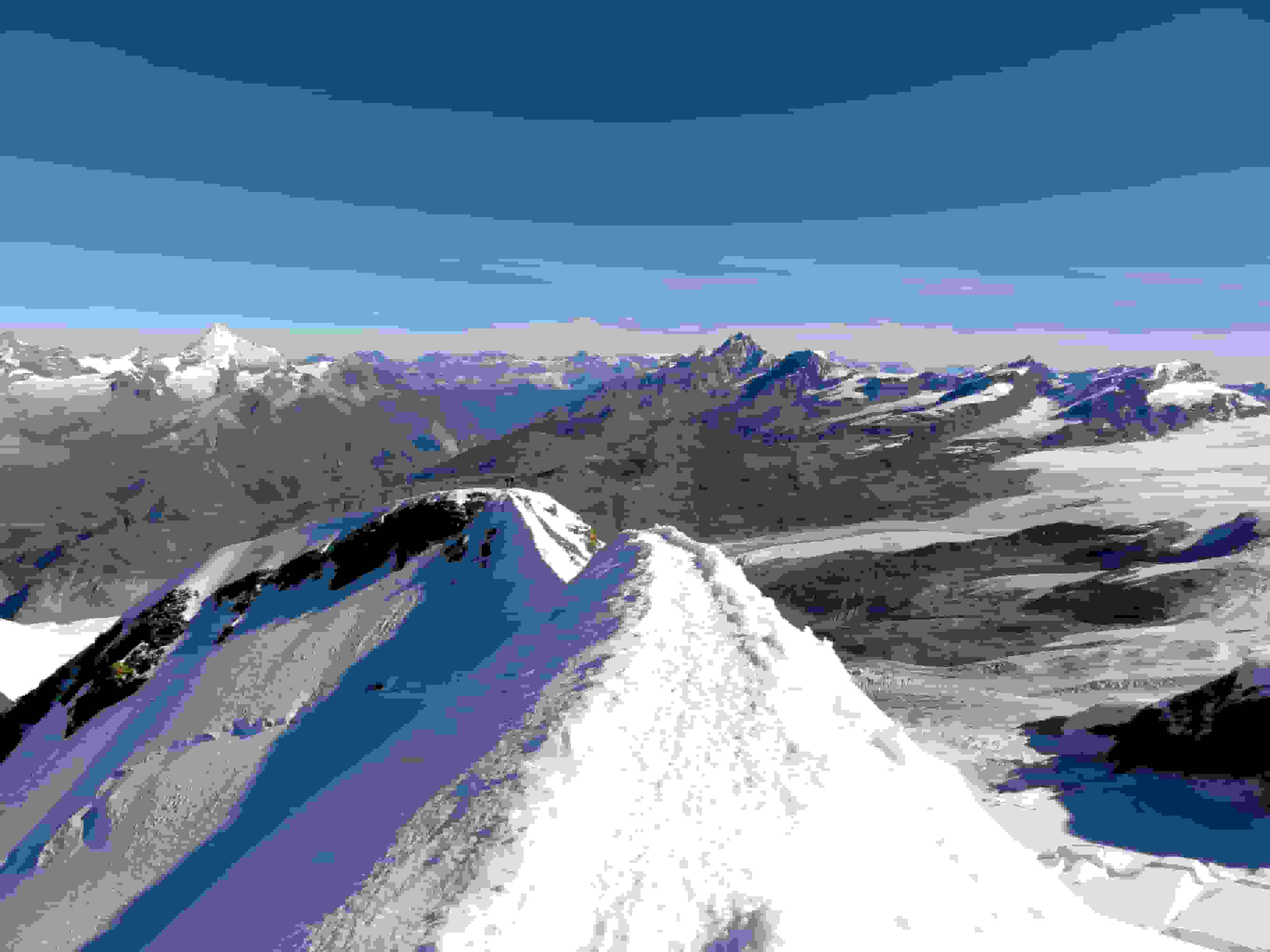 Rückblick auf den Gipfelgrat des Castor. Dahinter die Walliser 4000er