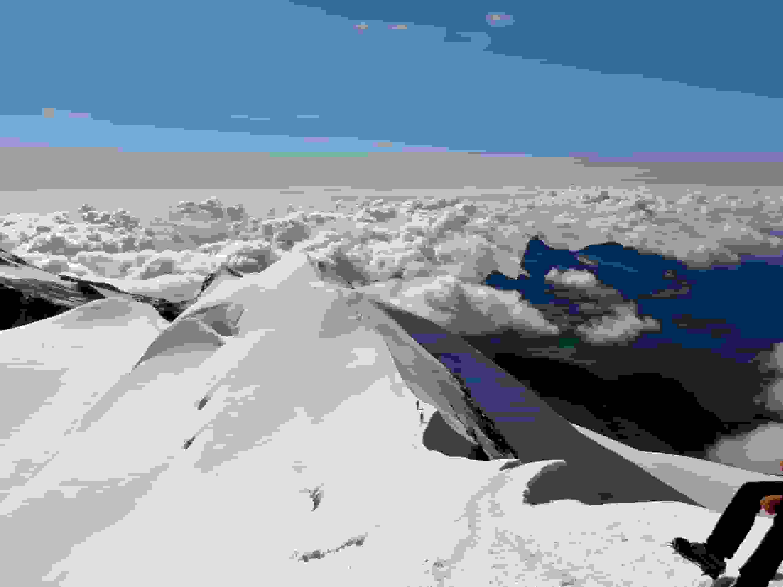 Der schöne Grat vom Castor runter zum Felikjoch. Dahinter Italien.