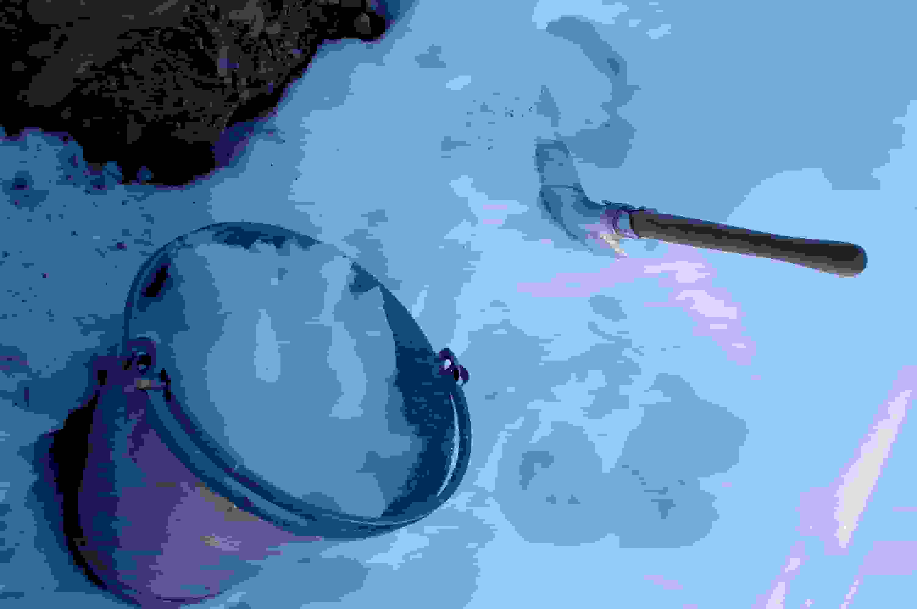 In der Berglhütte muss erst der Schnee geschmolzen werden