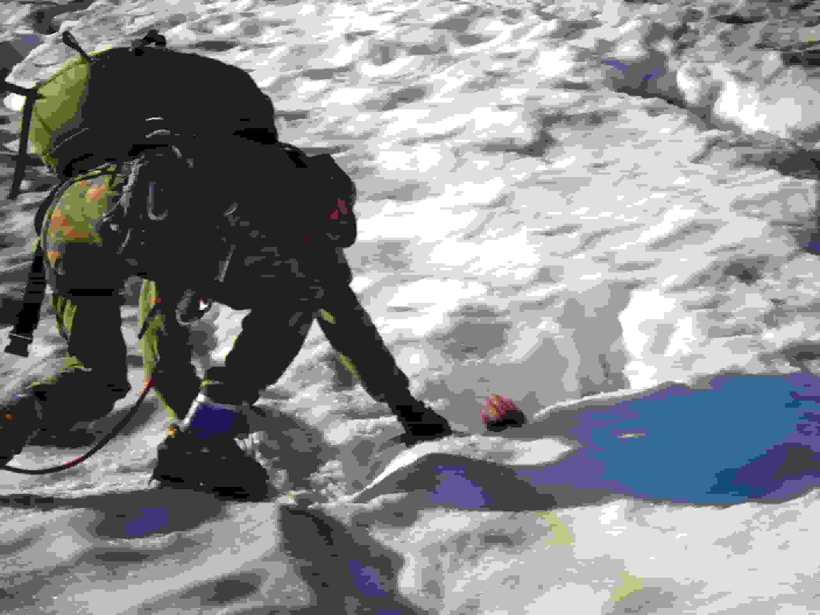 Der Seilführer verschwindet in der Spalte und muss herausgezogen werden