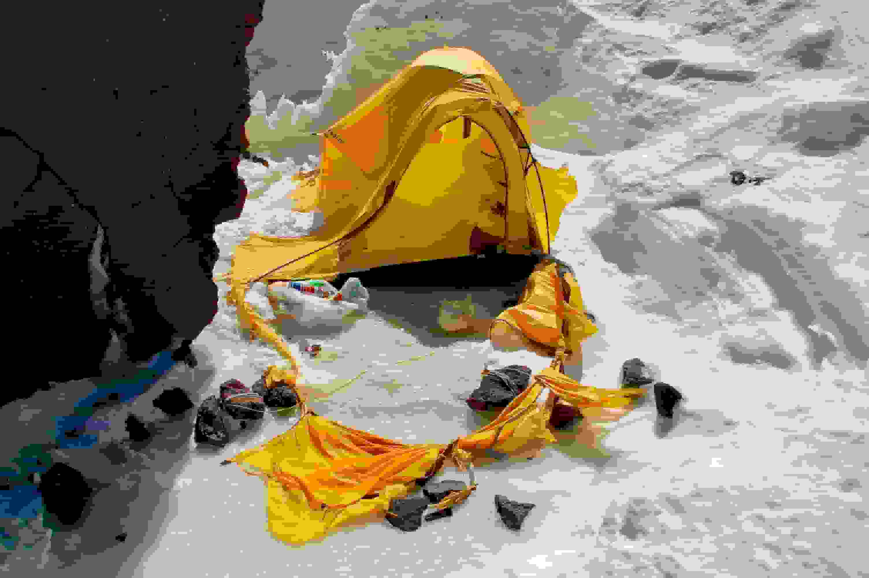 Zerfetztes Zelt an einem der Biwakplätze bei den Lenz Rocks auf ca. 4500m. Hier kann es sehr ungemütlich werden