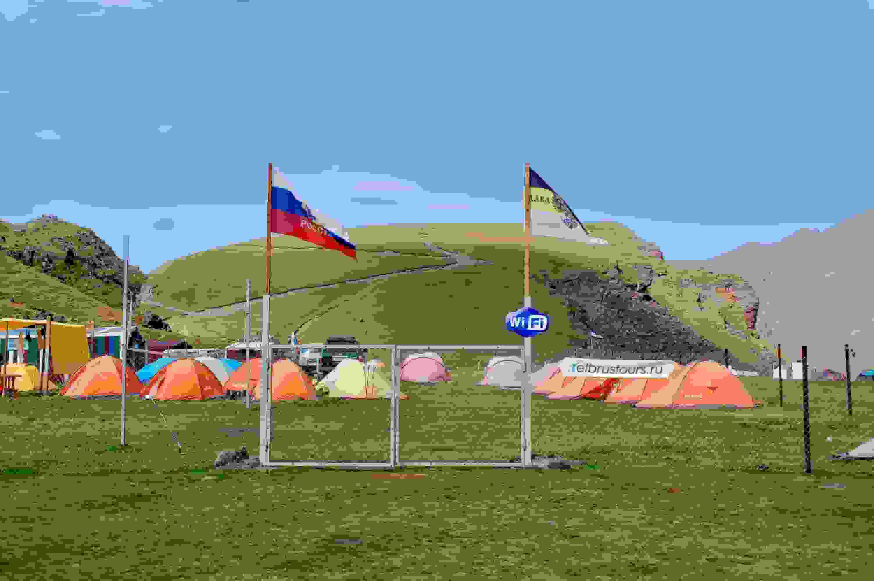 Camp von elbrustours.ru. Die haben echt WiFi (und Internet über Satellit)