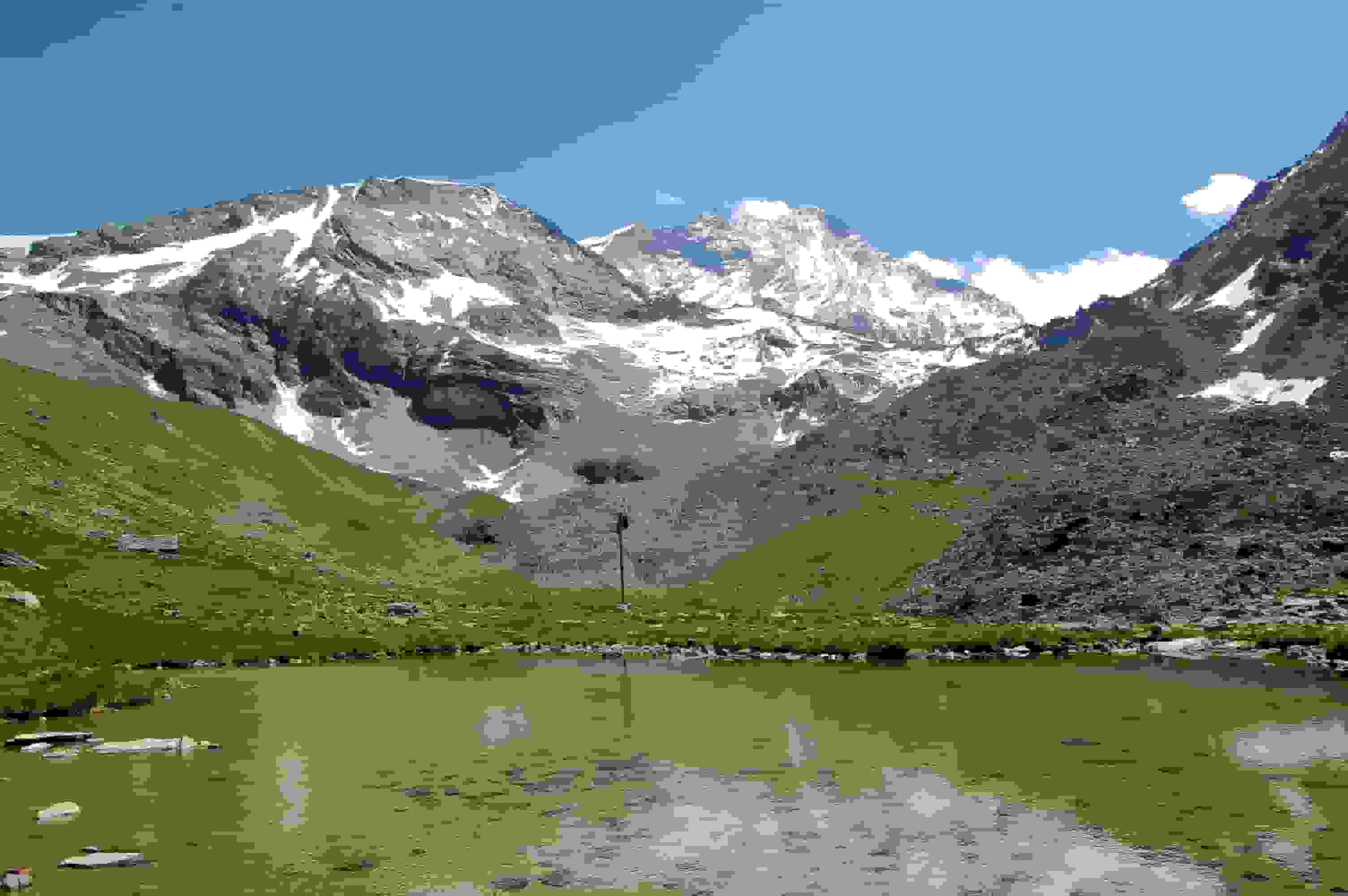 Erfrischendes Bad im Seelein bei P.2588. Dahinter thront das Weisshorn.